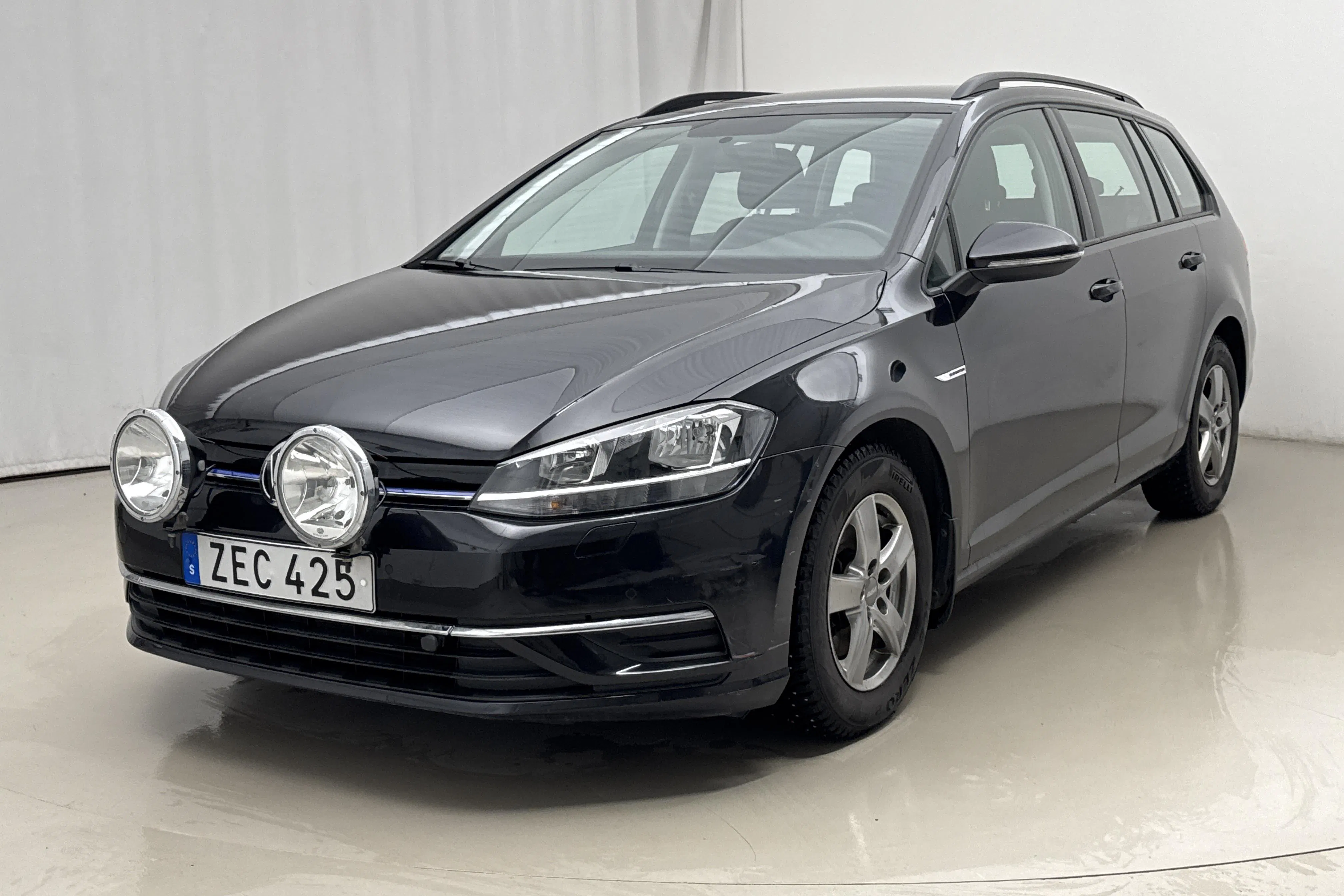 Presentationsfoto 1 av 19: VW Golf VII 1.5 TGI Sportscombi (130hk) - 5 273 mil - Automat - svart - 2020