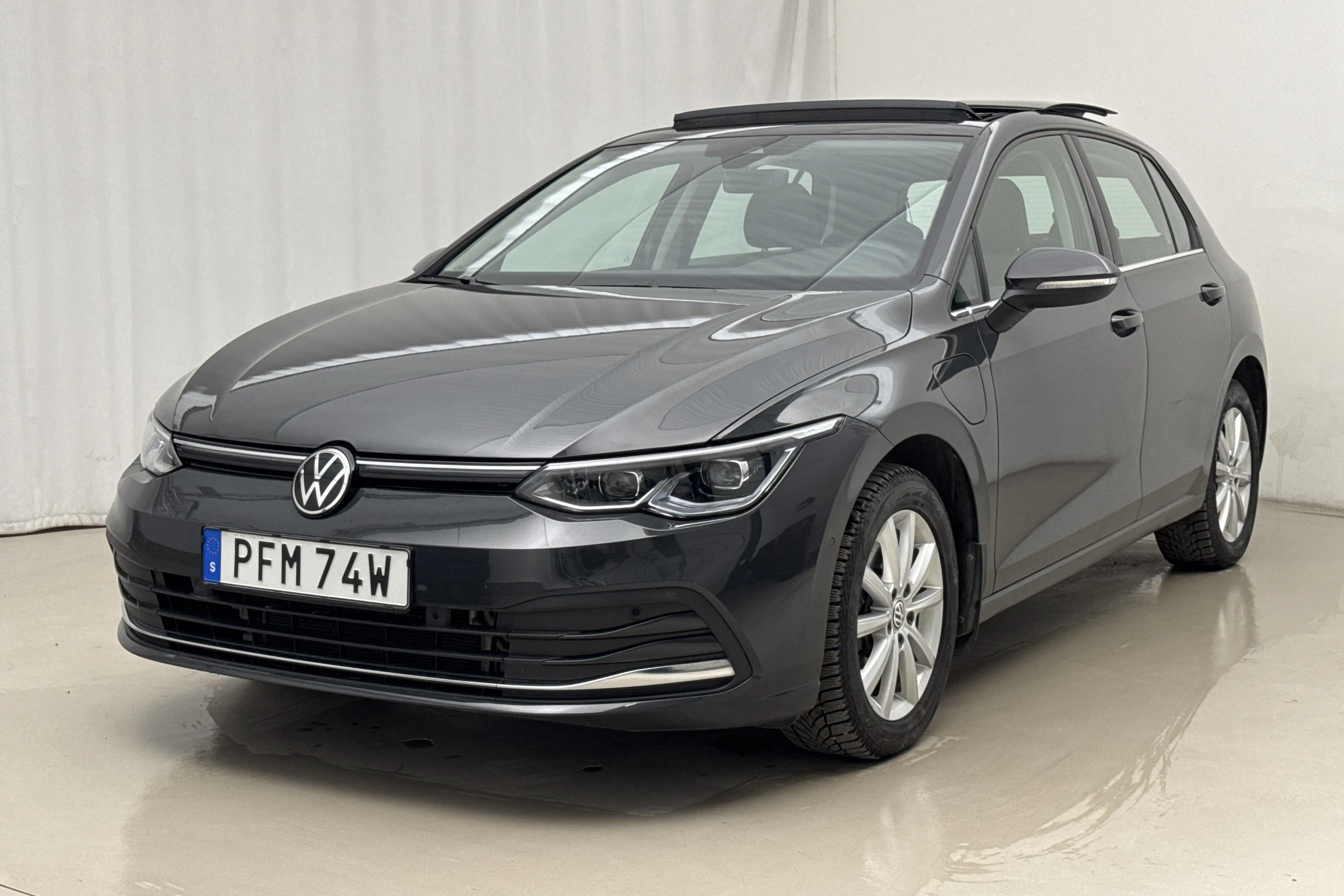 Presentationsfoto 1 av 25: VW Golf VIII 1.4 GTE 5dr (245hk) - 4 356 mil - Automat - grå - 2021