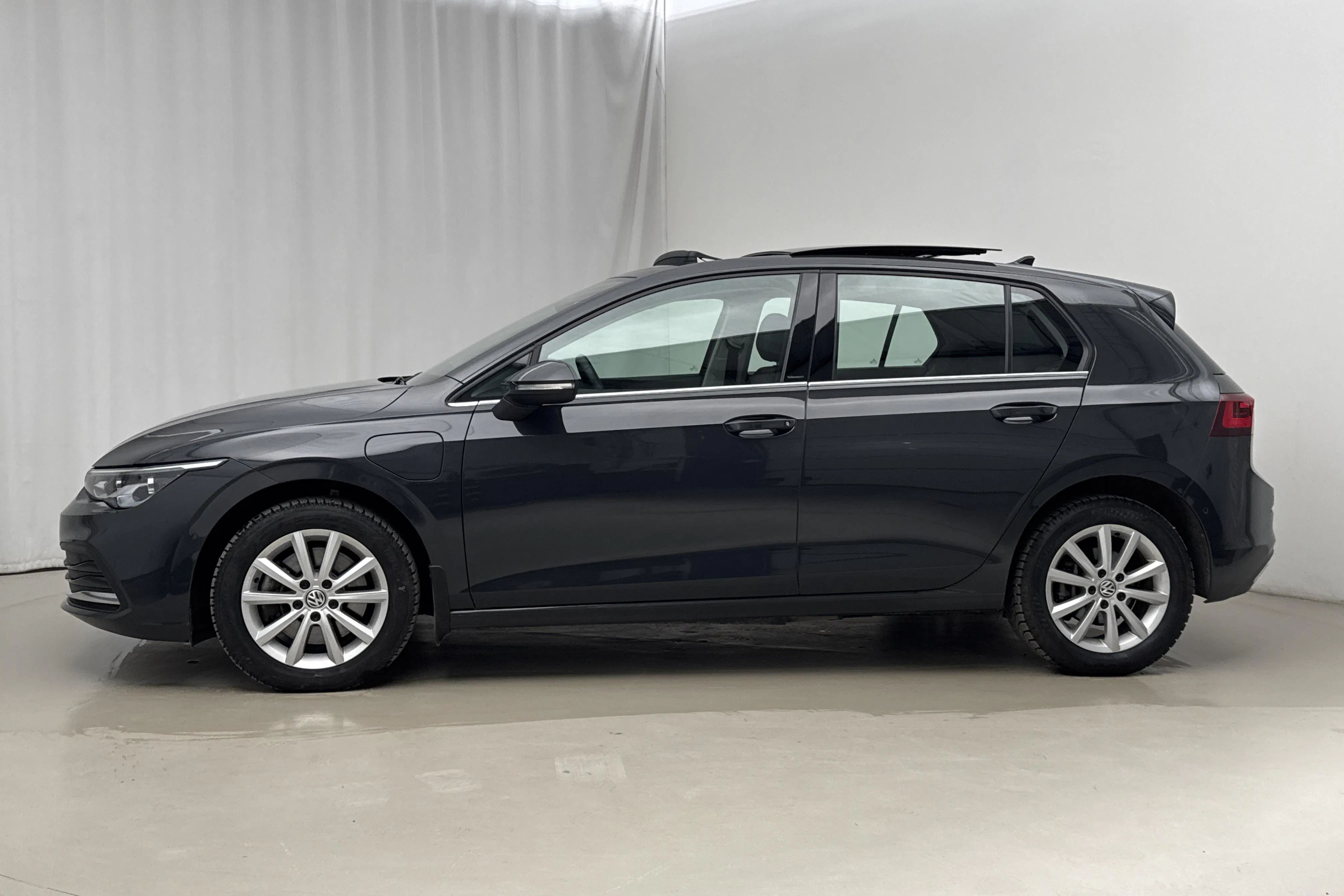 Presentationsfoto 2 av 25: VW Golf VIII 1.4 GTE 5dr (245hk) - 4 356 mil - Automat - grå - 2021