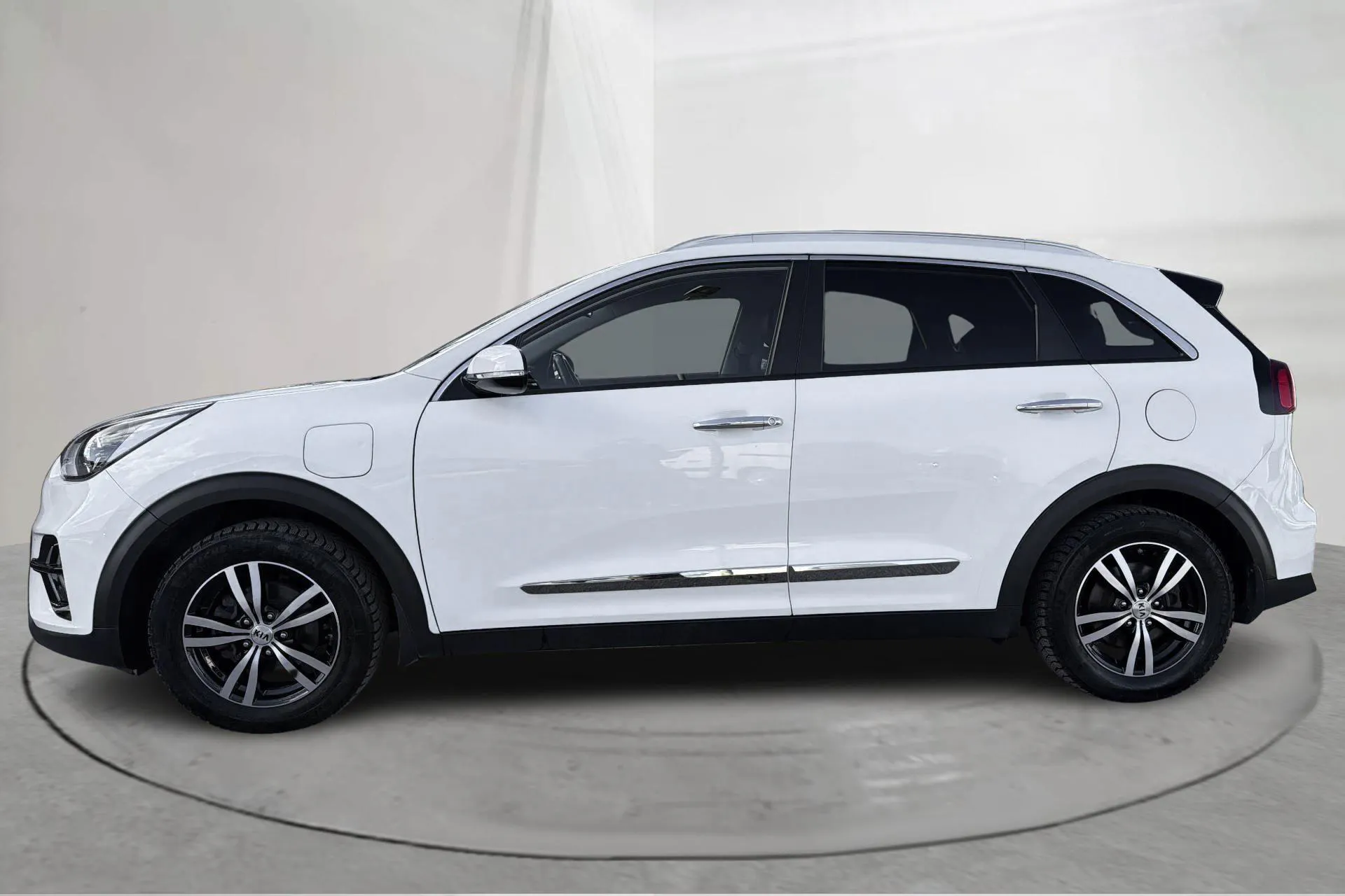 Presentationsfoto 2 av 16: KIA Niro Plug-in Hybrid 1.6 (141hk) - 5 826 mil - Automat - vit - 2020