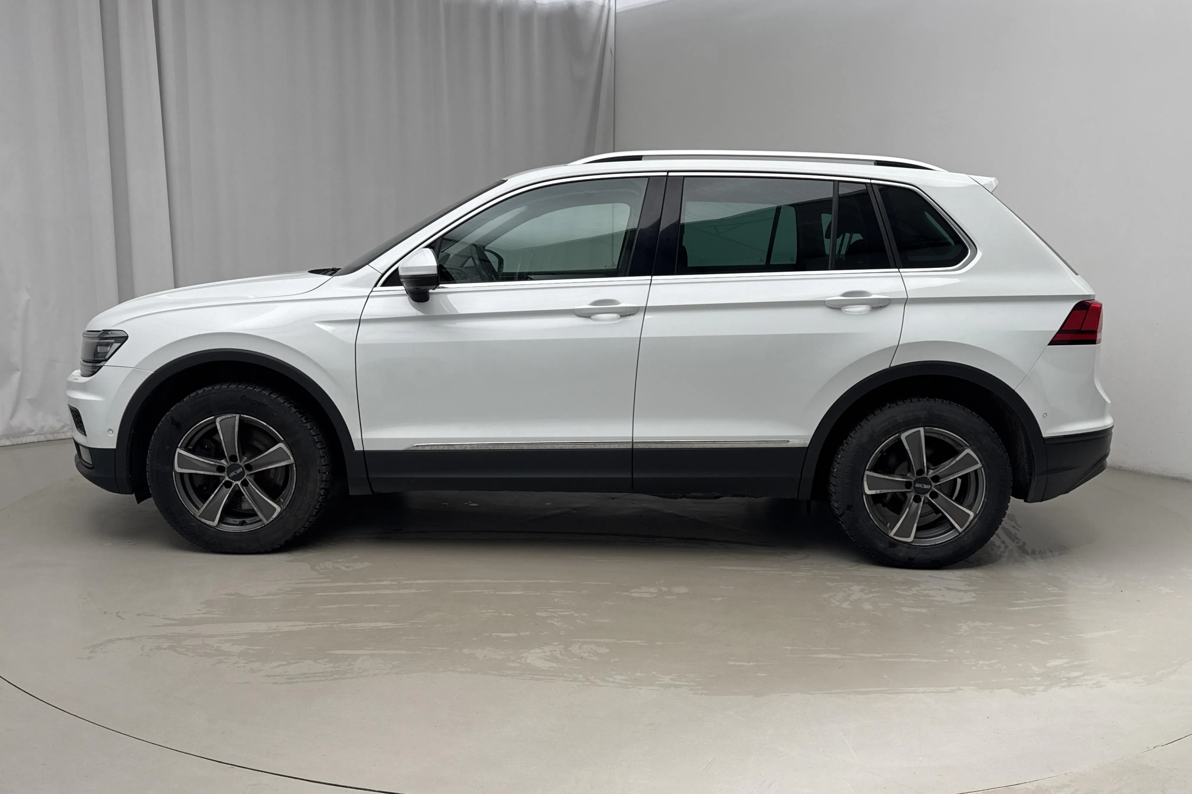 Presentationsfoto 2 av 20: VW Tiguan 2.0 TSI 4MOTION (180hk) - 13 002 mil - Automat - vit - 2018