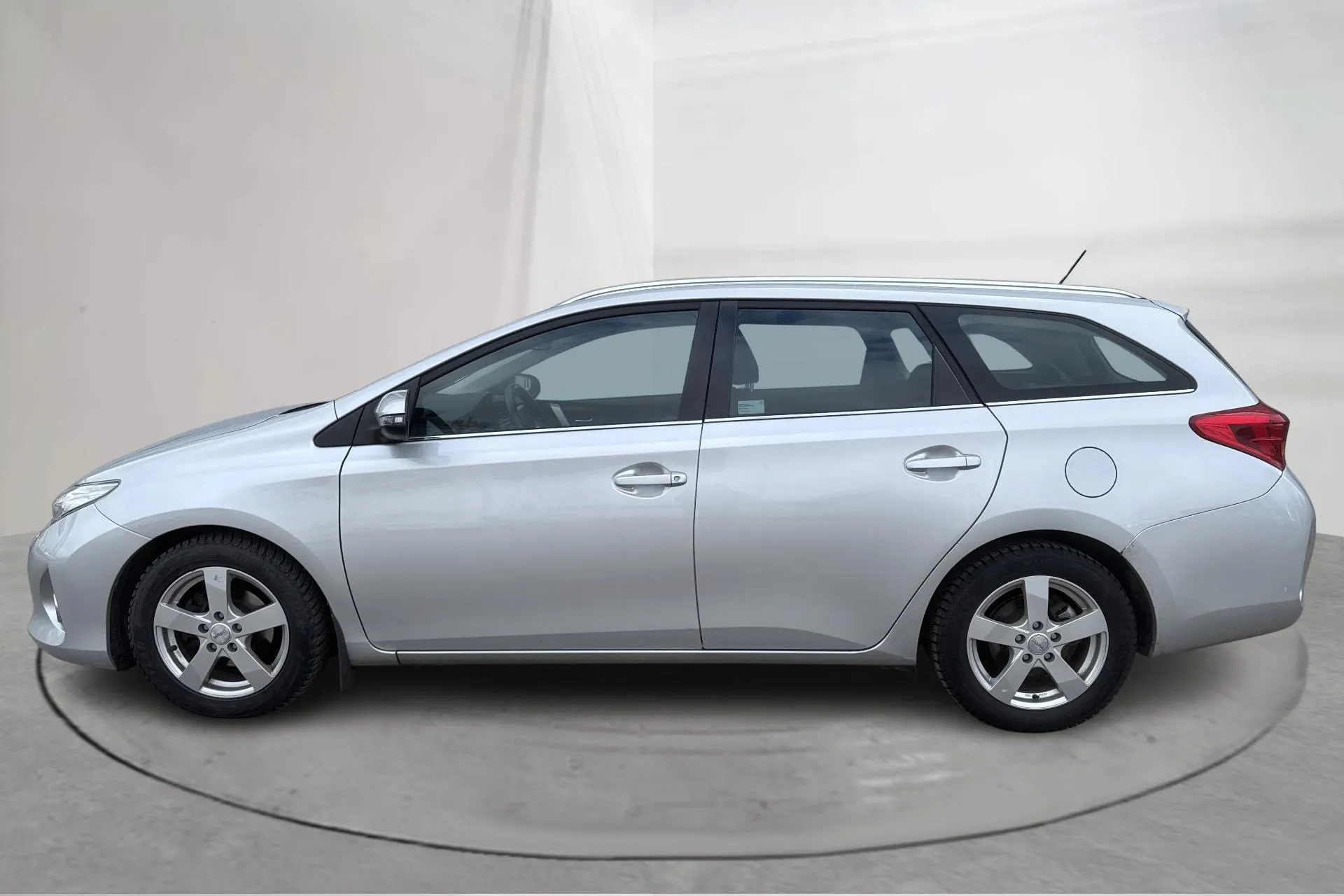 Presentation photo 2 of 17: Toyota Auris 1.4 D-4D Touring Sports  (90hk) - 170 990 km - Manual - silver - 2013