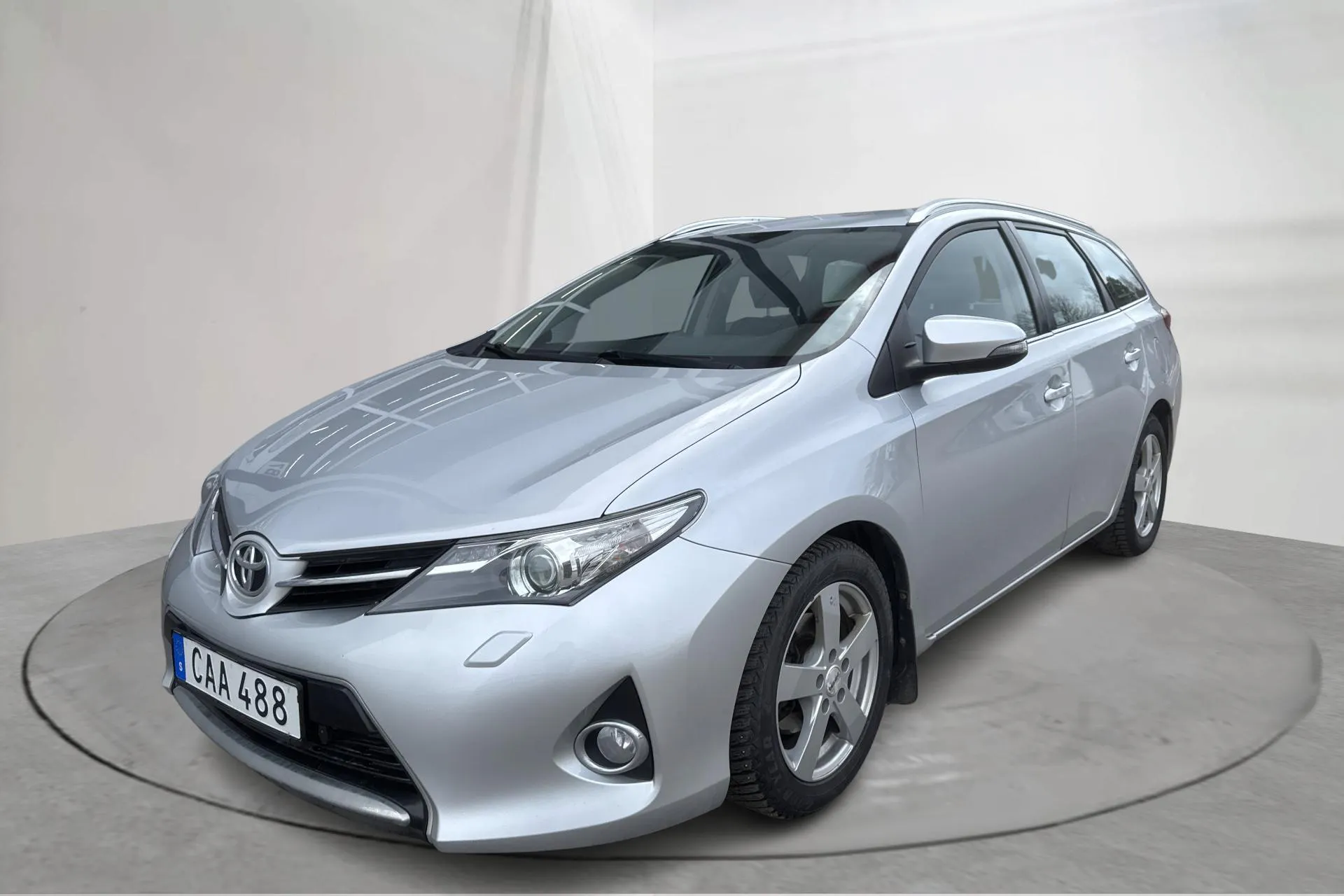 Presentation photo 1 of 17: Toyota Auris 1.4 D-4D Touring Sports  (90hk) - 170 990 km - Manual - silver - 2013