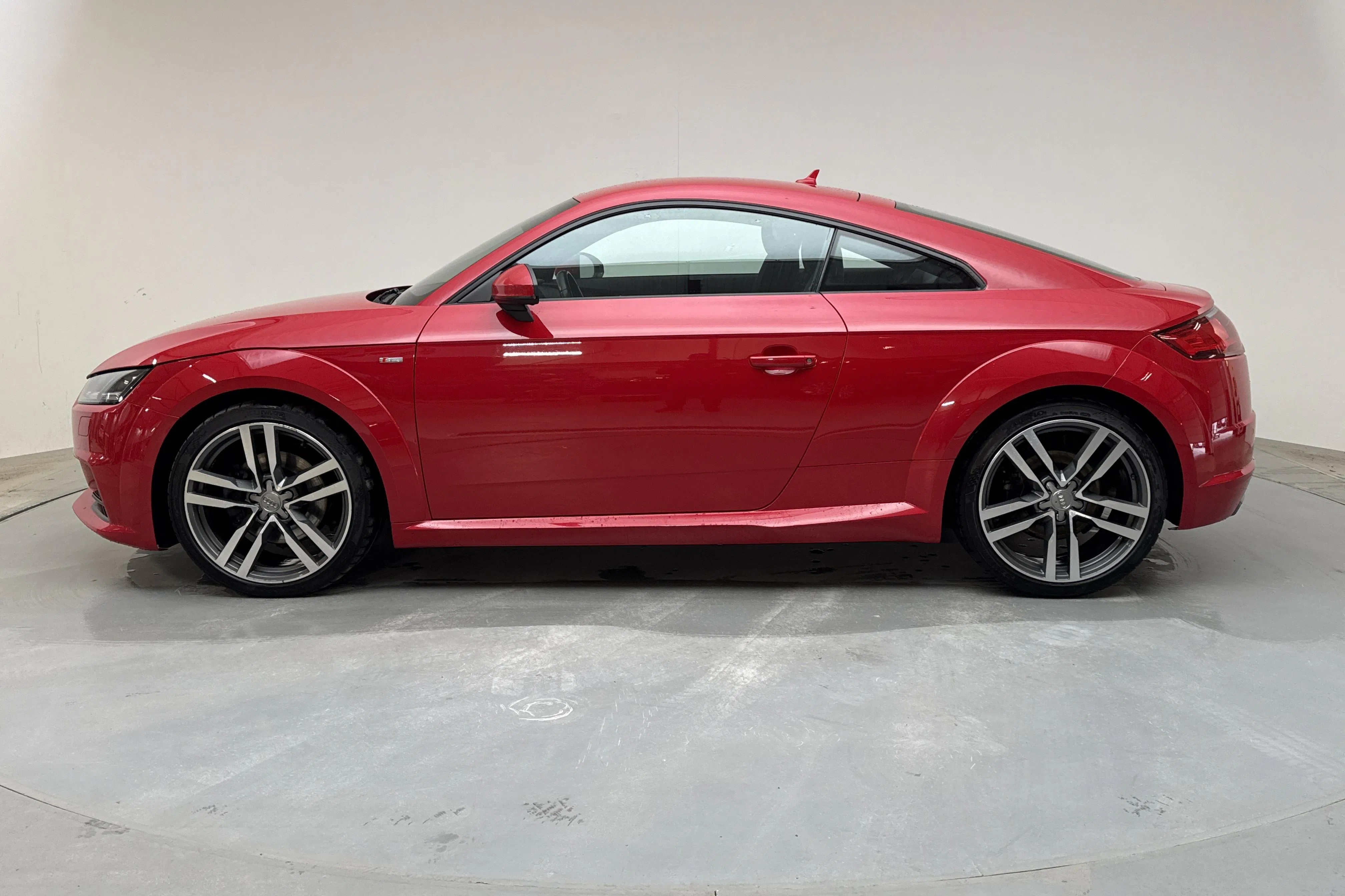 Presentationsfoto 2 av 13: Audi TT 2.0 TFSI Coupé quattro (230hk) - 9 135 mil - Automat - röd - 2015