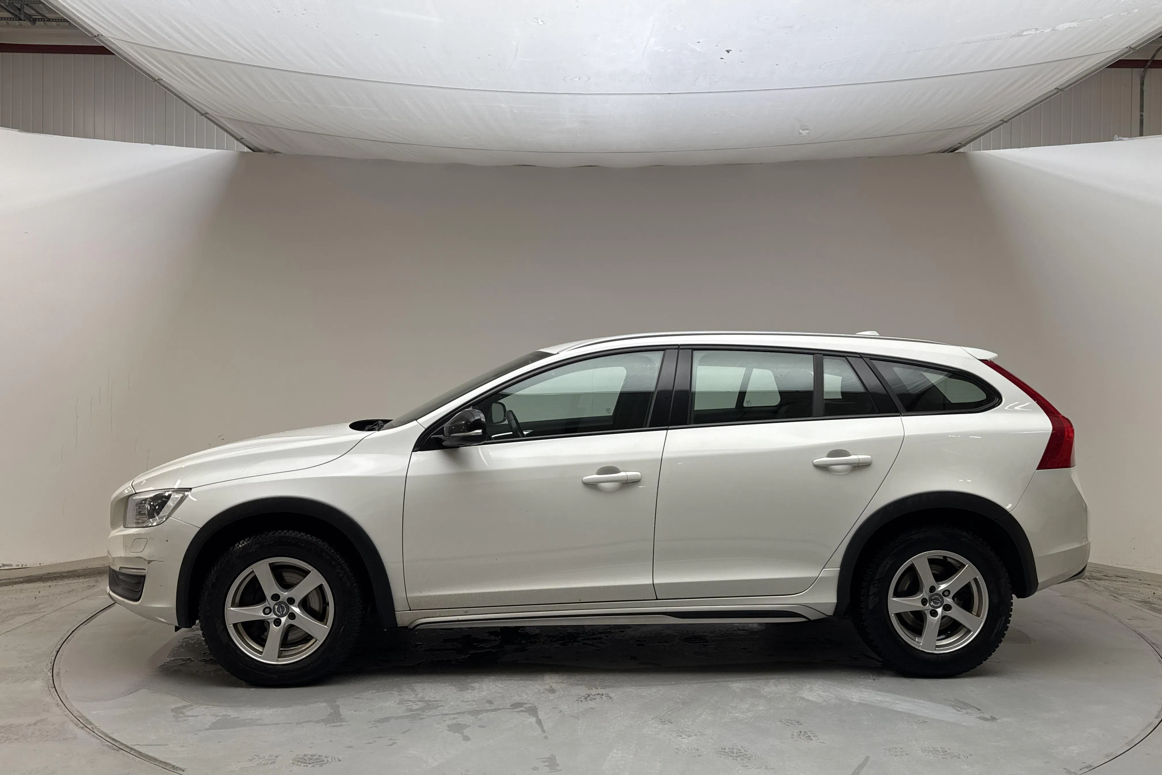 Presentation photo 2 of 14: Volvo V60 D4 Cross Country (190hk) - 227 720 km - Automatic - white - 2016