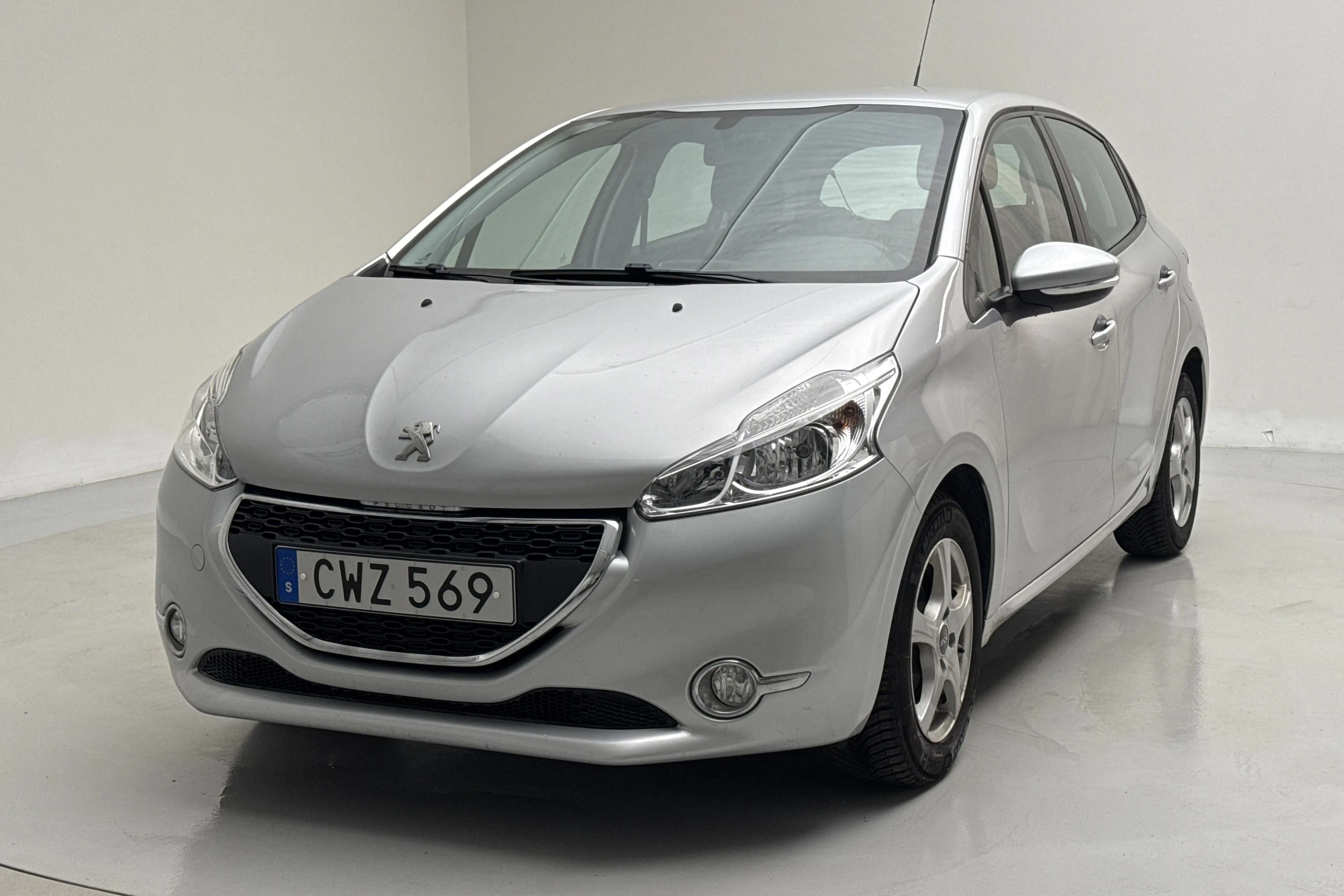 Presentation photo 1 of 11: Peugeot 208 1.2 VTi 5dr (82hk) - 75 290 km - Manual - Light Grey - 2014