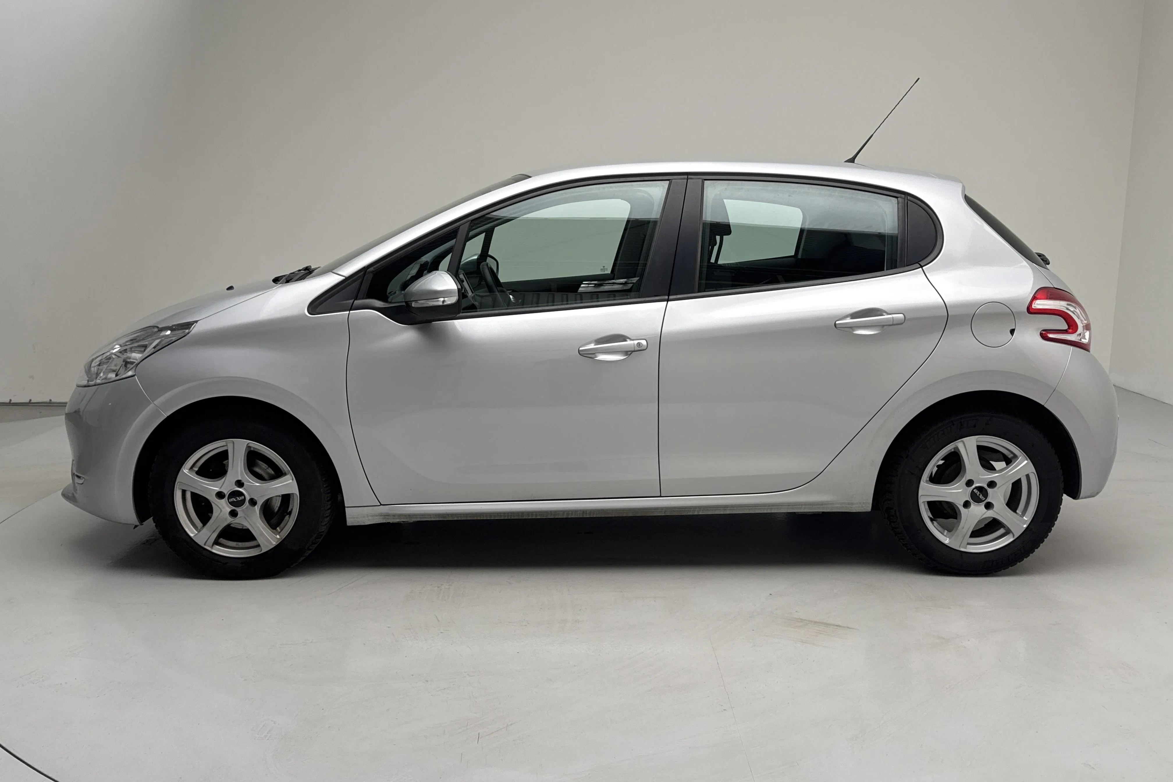 Presentation photo 2 of 11: Peugeot 208 1.2 VTi 5dr (82hk) - 75 290 km - Manual - Light Grey - 2014