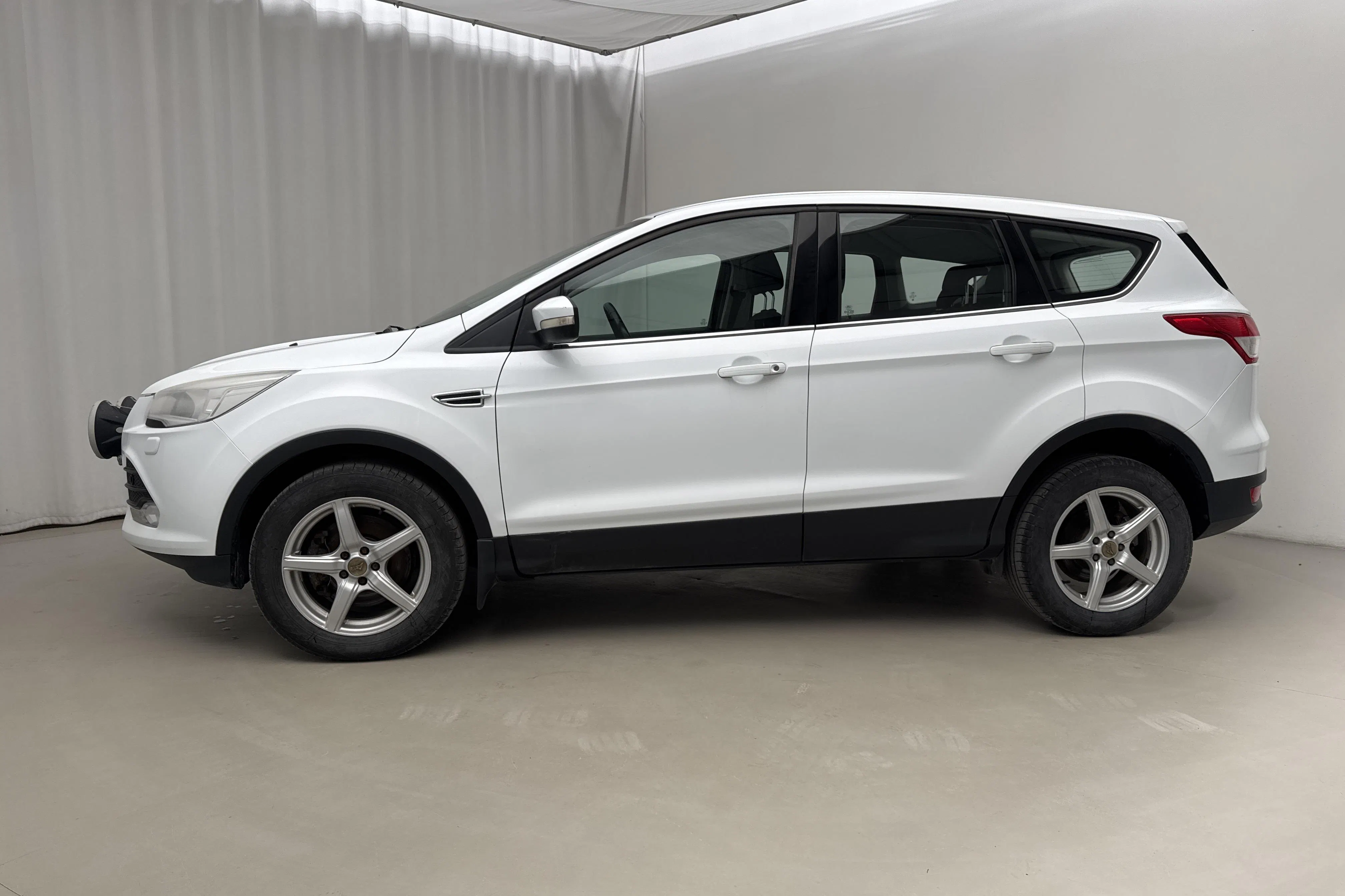 Presentationsfoto 2 av 15: Ford Kuga 2.0 TDCi 4WD (140hk) - 8 313 mil - Automat - vit - 2013