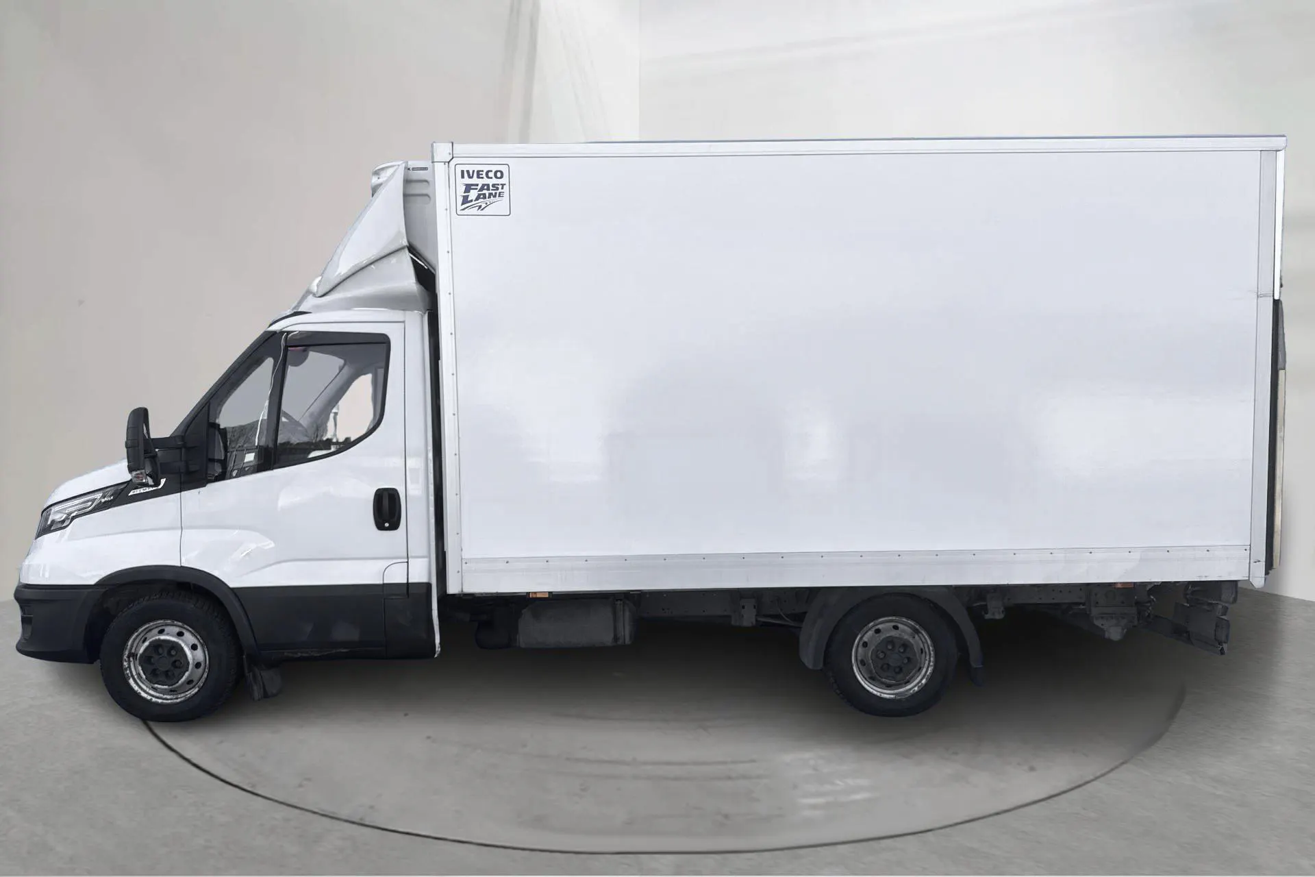 Presentationsfoto 2 av 21: Iveco Daily 35 2.3 Volymskåp (156hk) - 31 265 mil - Automat - vit - 2020