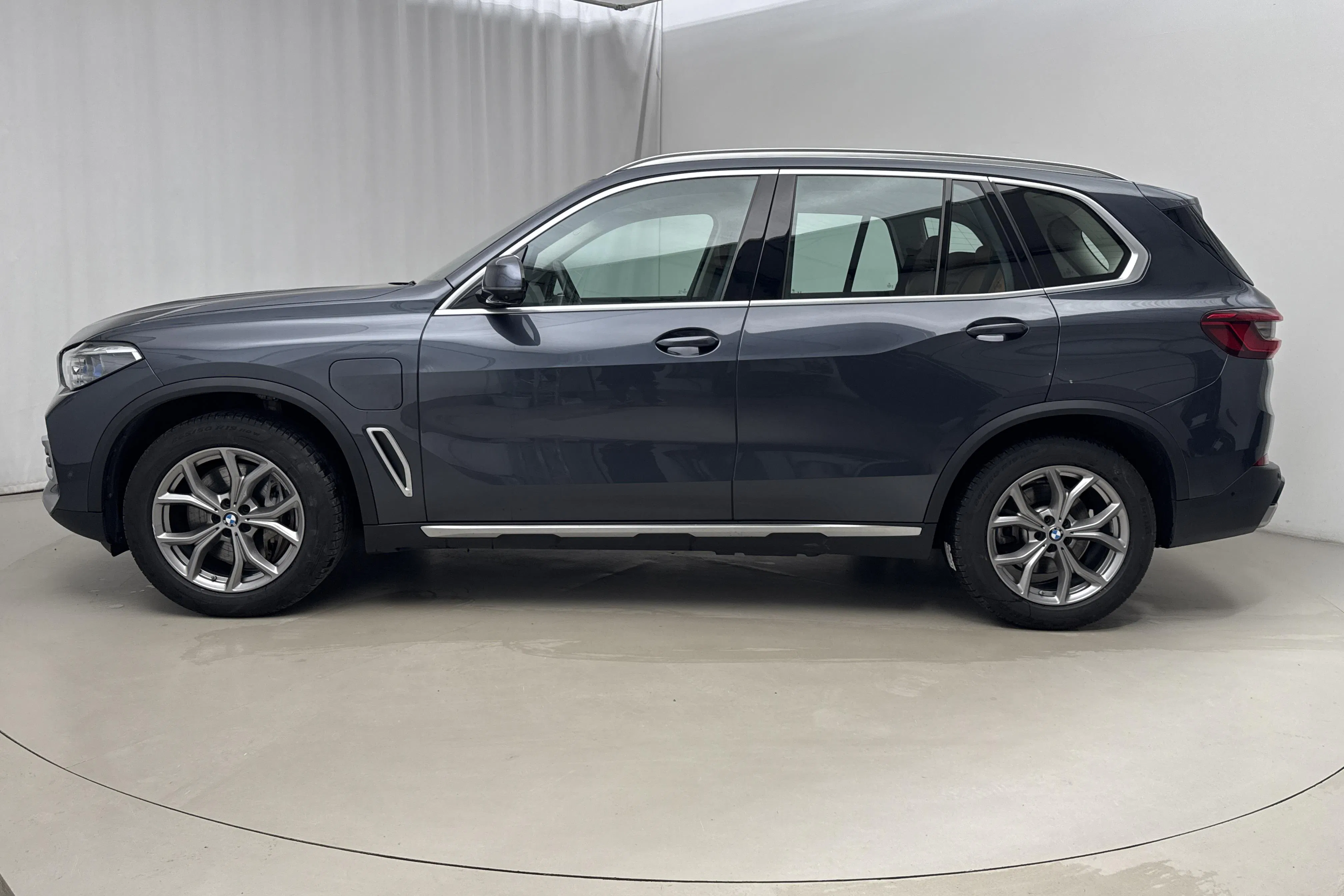 Presentation photo 2 of 20: BMW X5 xDrive45e, G05 (394hk) - 84 290 km - Automatic - gray - 2020