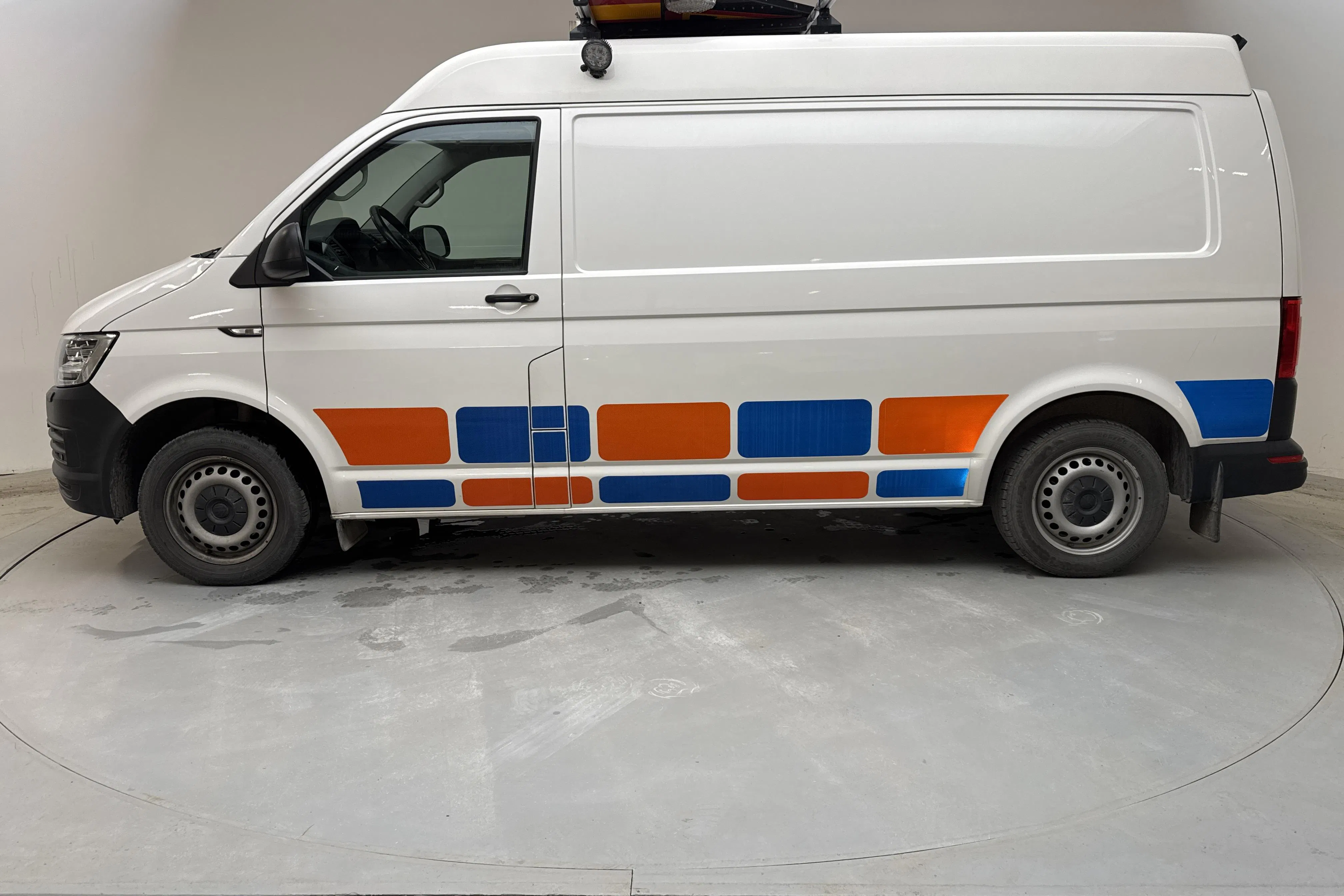 Presentationsfoto 2 av 12: VW Transporter T6 2.0 TDI BMT Skåp 4MOTION (150hk) - 8 244 mil - Automat - vit - 2019