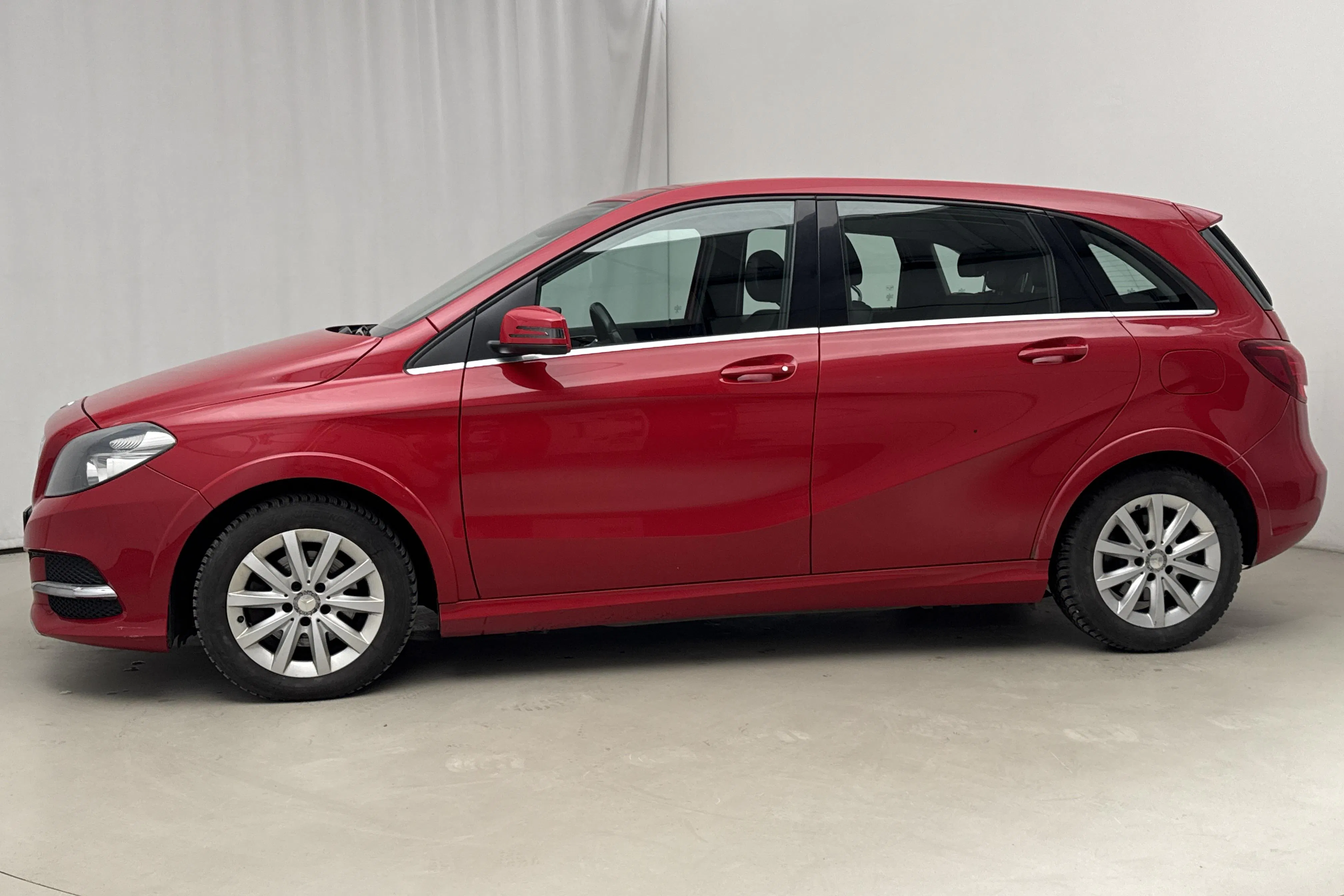 Presentation photo 2 of 11: Mercedes B 200 c W242 (156hk) - 383 010 km - Automatic - red - 2015