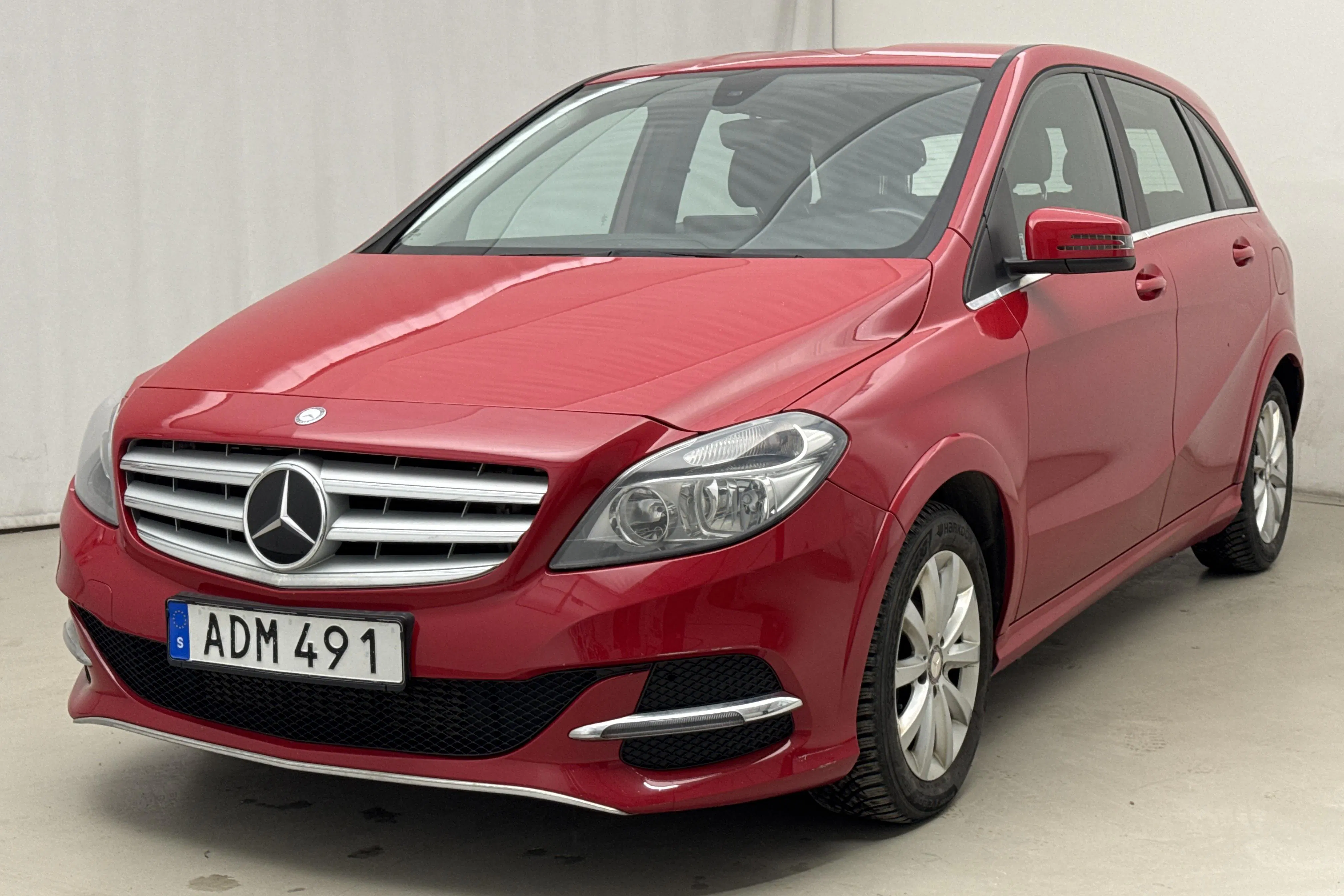 Presentation photo 1 of 11: Mercedes B 200 c W242 (156hk) - 383 010 km - Automatic - red - 2015