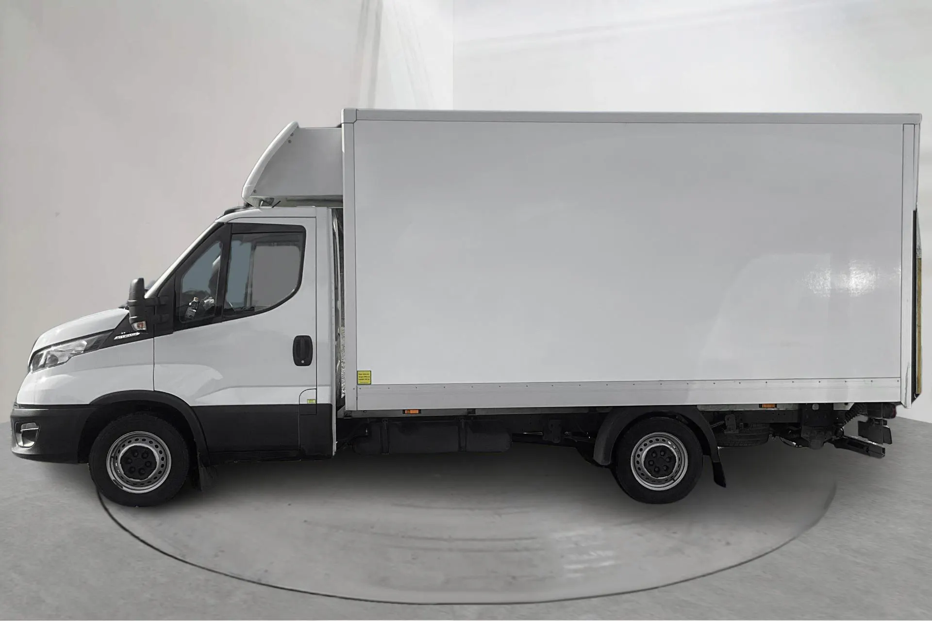Presentationsfoto 2 av 13: Iveco Daily 35 Volymskåp 2.3 (136hk) - 6 864 mil - Automat - vit - 2023