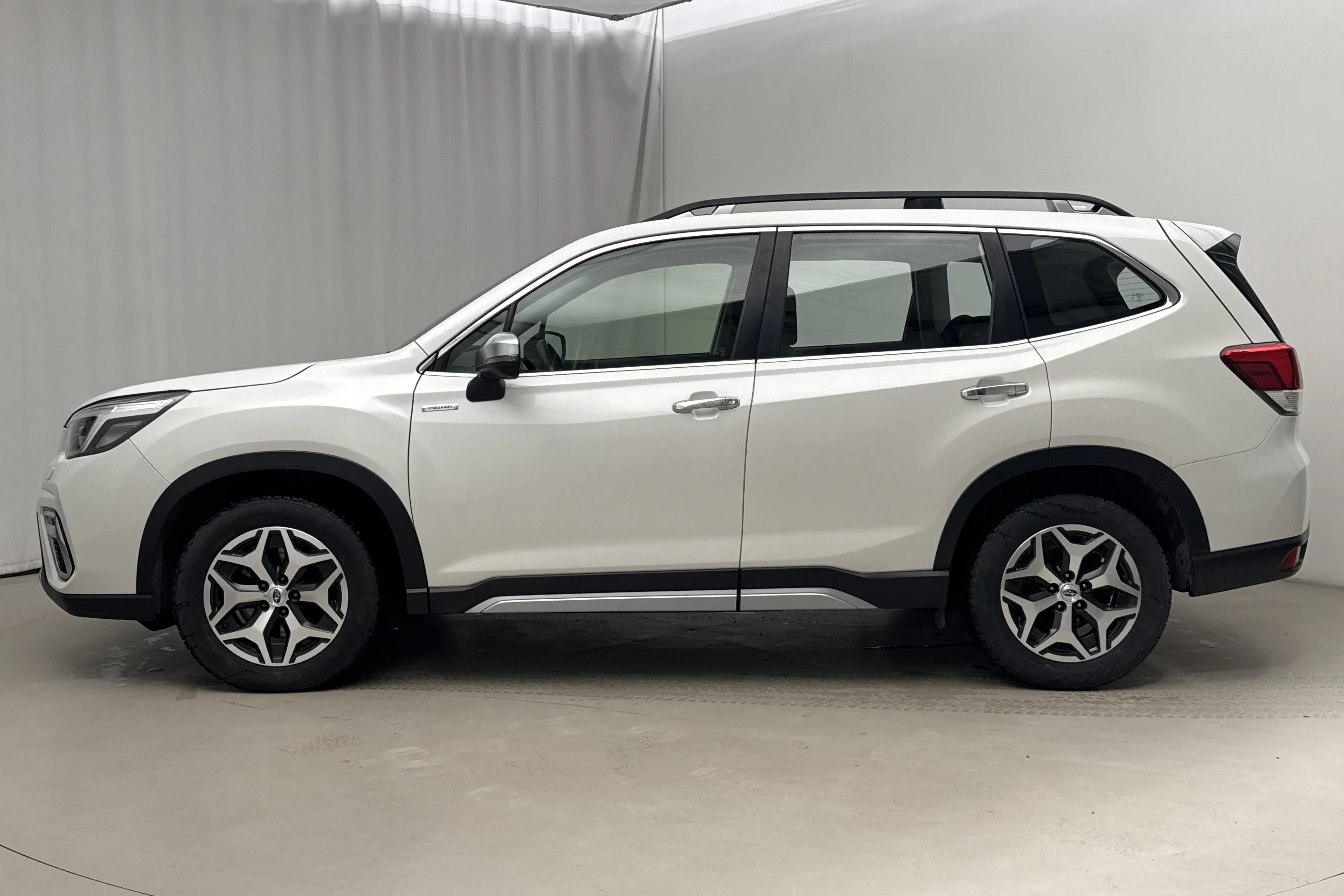 Presentation photo 2 of 14: Subaru Forester e-Boxer 2.0i AWD (150hk) - 141 240 km - Automatic - white - 2021