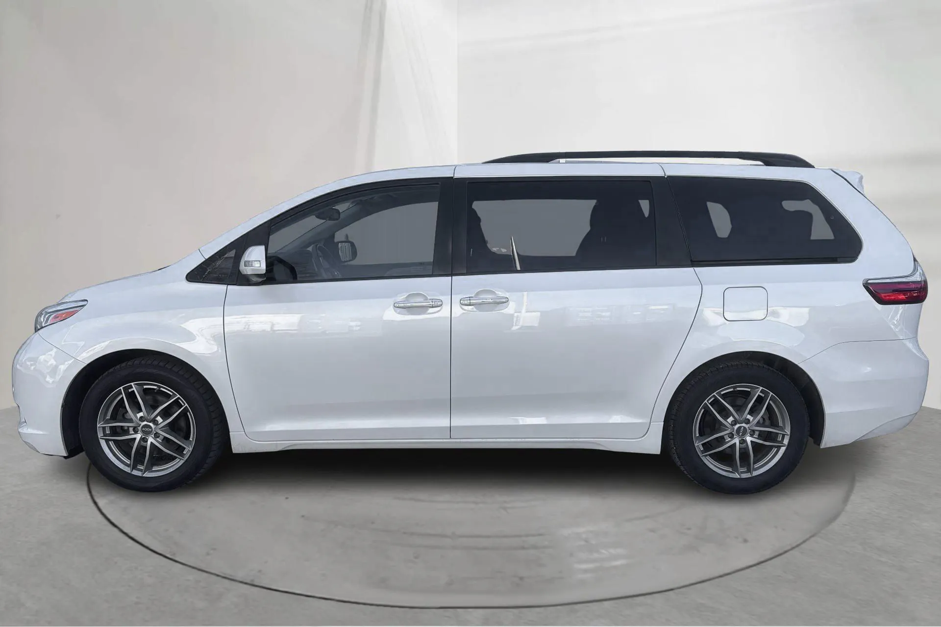 Presentationsfoto 2 av 24: Toyota Sienna 3.5 V6 (269hk) - 10 376 mil - Automat - vit - 2017