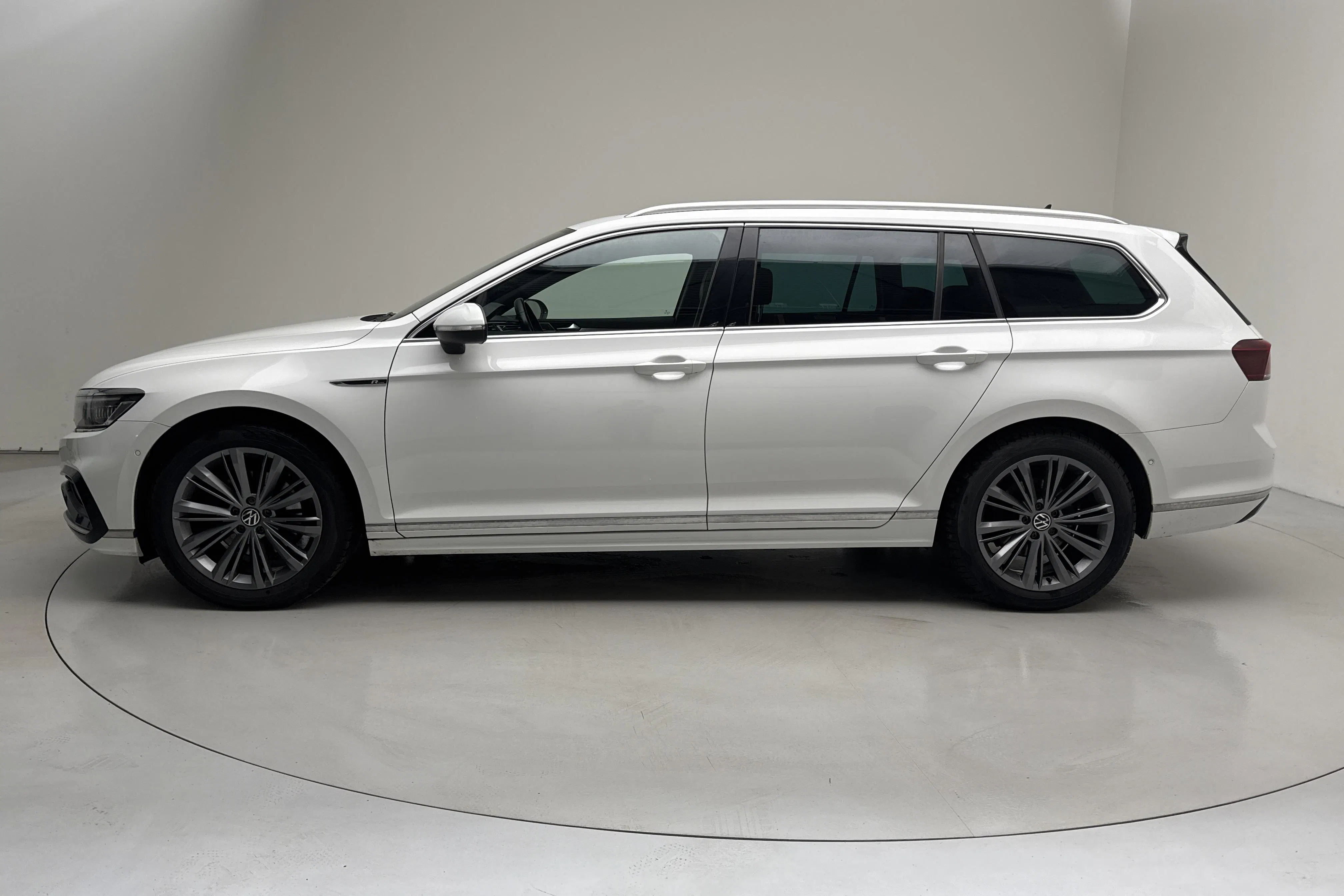Presentationsfoto 2 av 18: VW Passat 2.0 TDI Sportscombi 4Motion (200hk) - 16 308 mil - Automat - vit - 2021