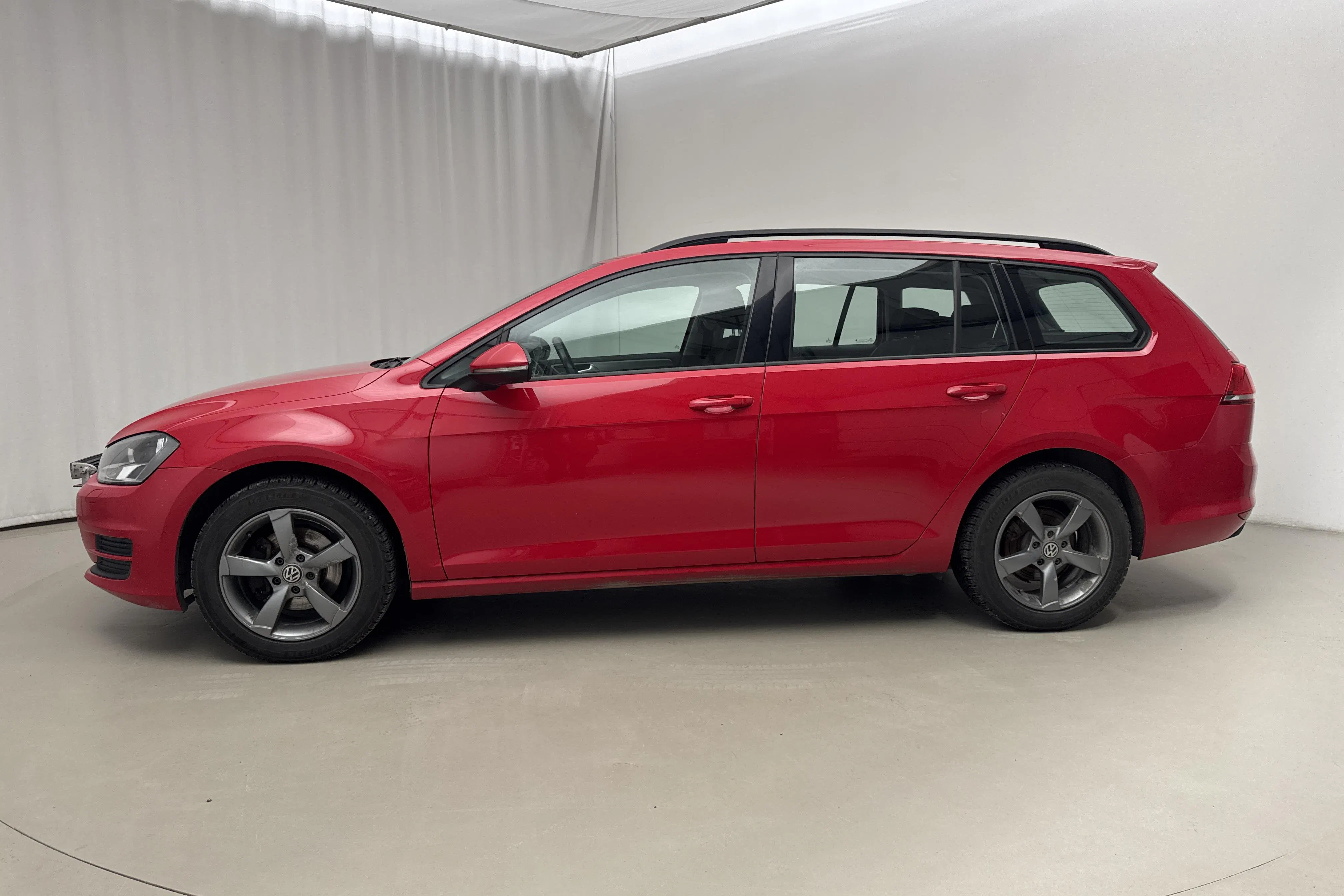 Presentationsfoto 2 av 17: VW Golf VII 1.2 TSI Sportscombi (110hk) - 18 117 mil - Automat - röd - 2016