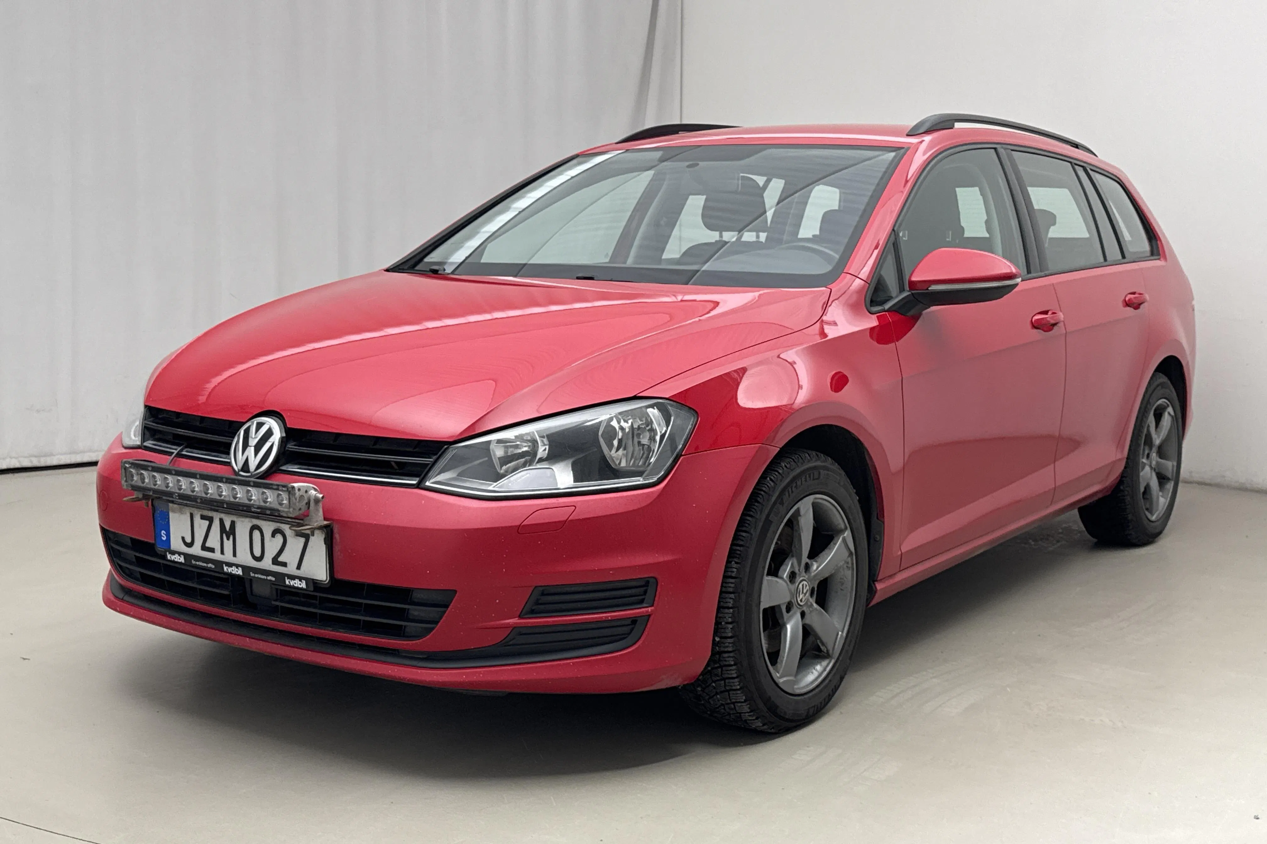 Presentationsfoto 1 av 17: VW Golf VII 1.2 TSI Sportscombi (110hk) - 18 117 mil - Automat - röd - 2016