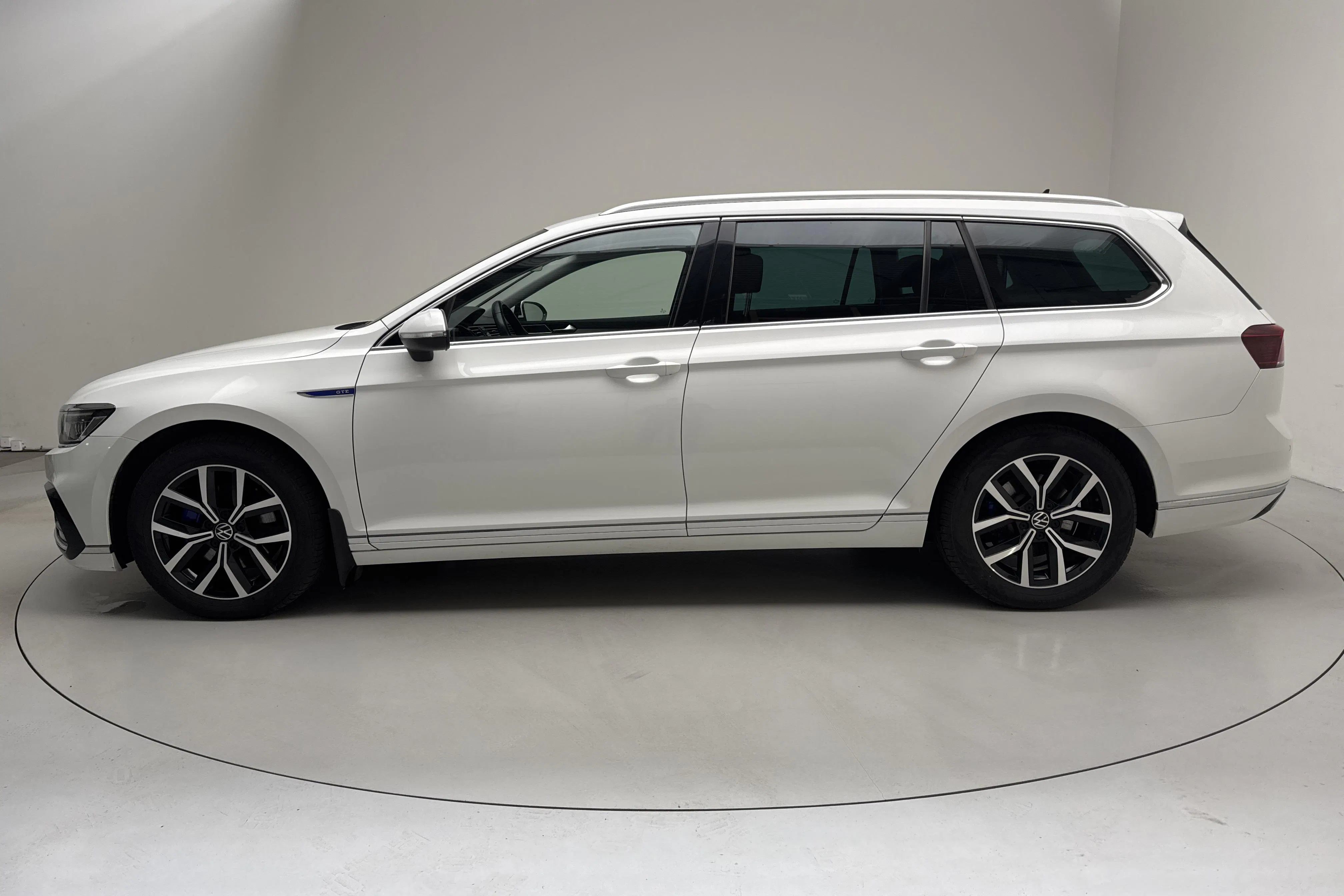Presentationsfoto 2 av 17: VW Passat 1.4 GTE Sportscombi (218hk) - 18 038 mil - Automat - vit - 2021