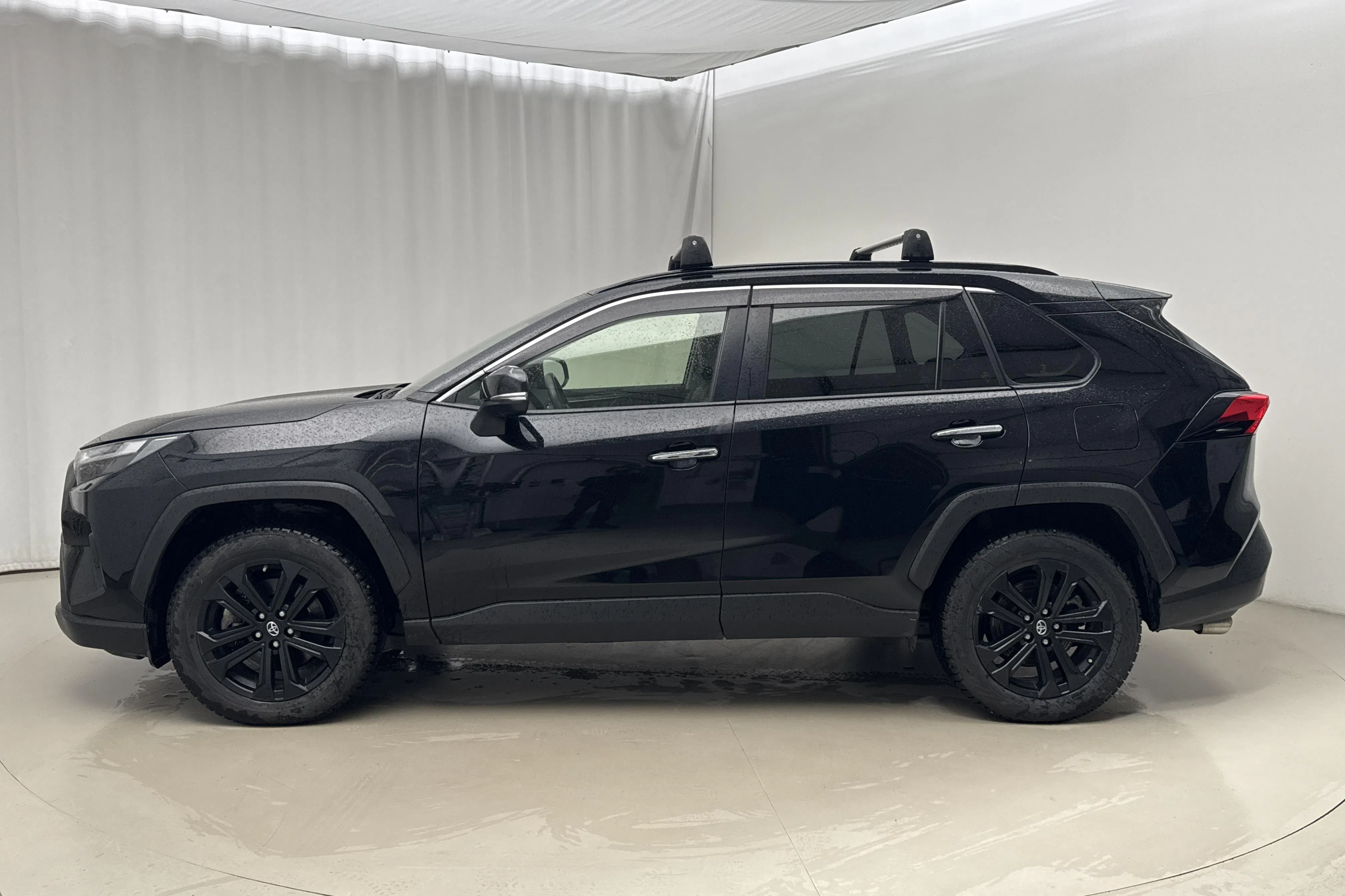 Presentationsfoto 2 av 19: Toyota RAV4 2.5 HSD AWD (222hk) - 5 435 mil - Automat - svart - 2022