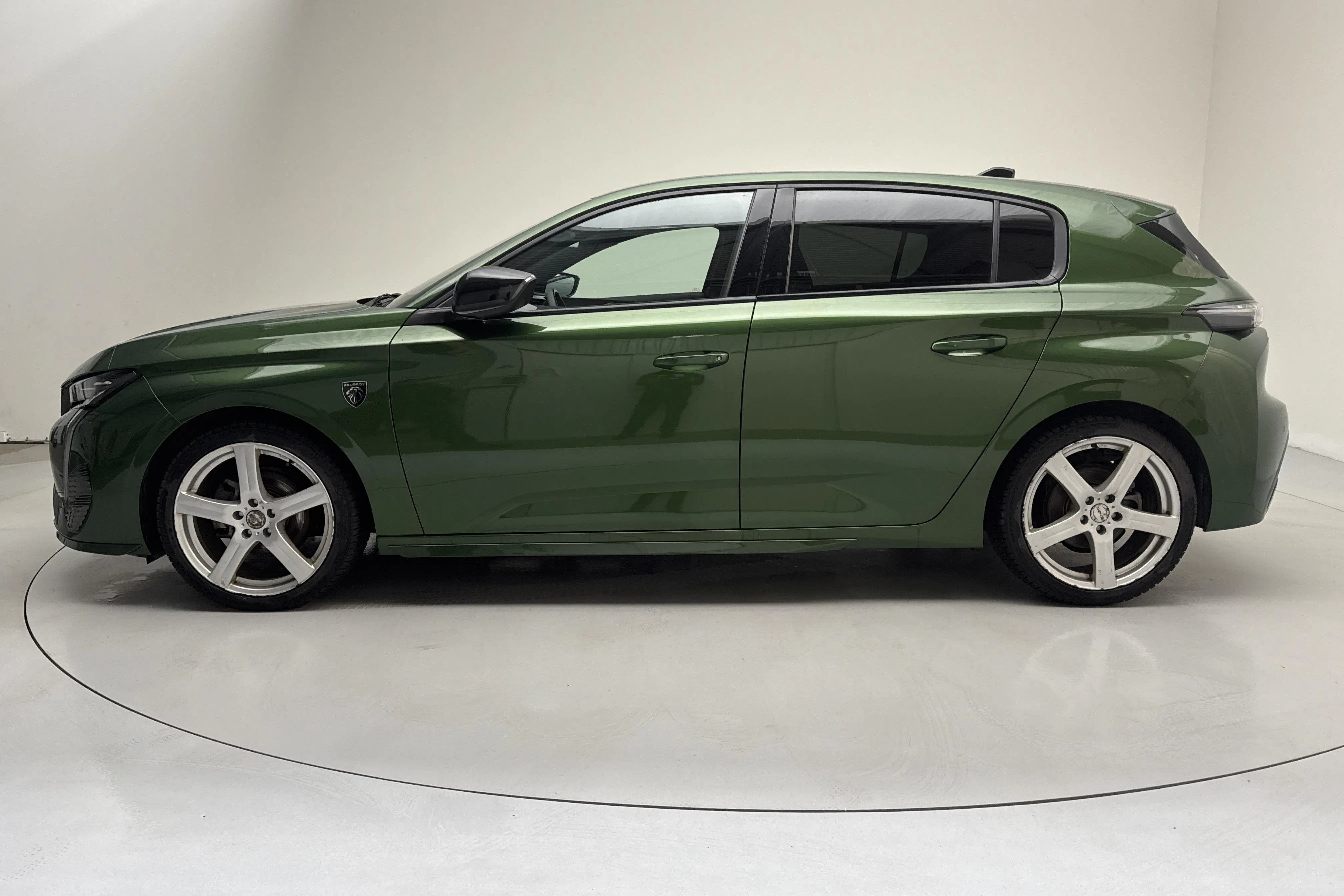 Presentationsfoto 2 av 14: Peugeot 308 1.2 PureTech 5dr (130hk) - 4 210 mil - Automat - grön - 2022