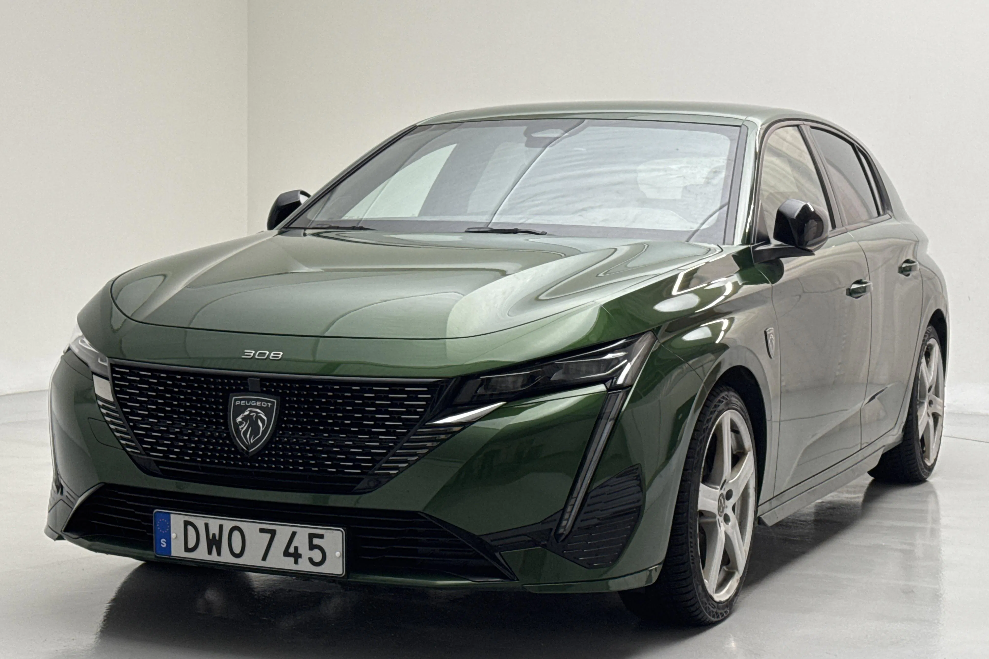 Presentationsfoto 1 av 14: Peugeot 308 1.2 PureTech 5dr (130hk) - 4 210 mil - Automat - grön - 2022