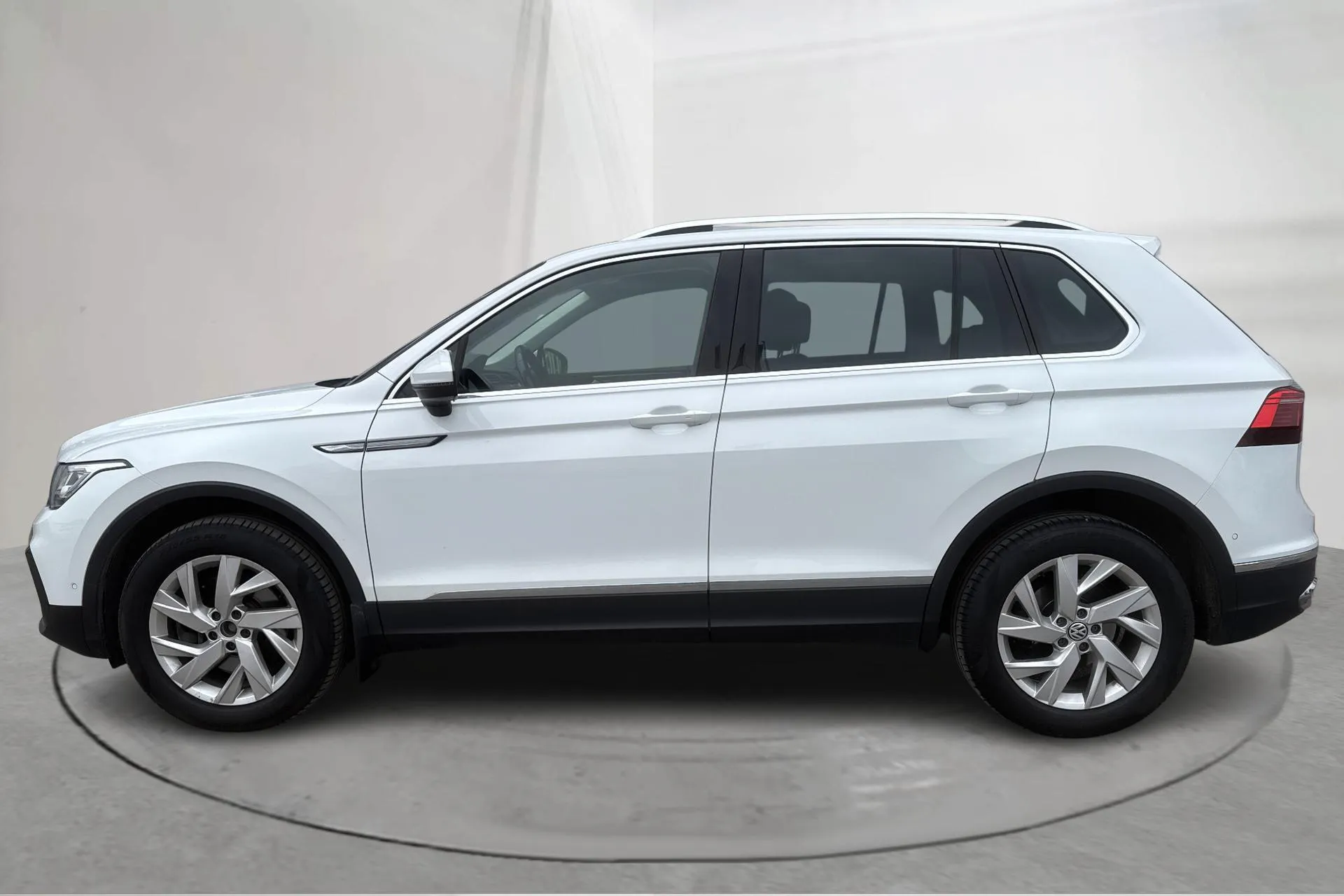 Presentationsfoto 2 av 17: VW Tiguan 2.0 TDI 4MOTION (200hk) - 13 674 mil - Automat - vit - 2021