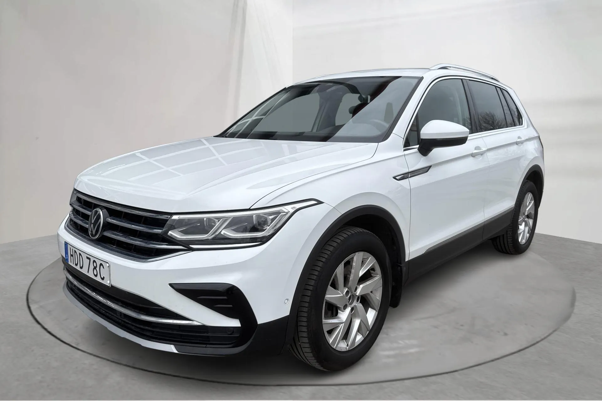 Presentationsfoto 1 av 17: VW Tiguan 2.0 TDI 4MOTION (200hk) - 13 674 mil - Automat - vit - 2021