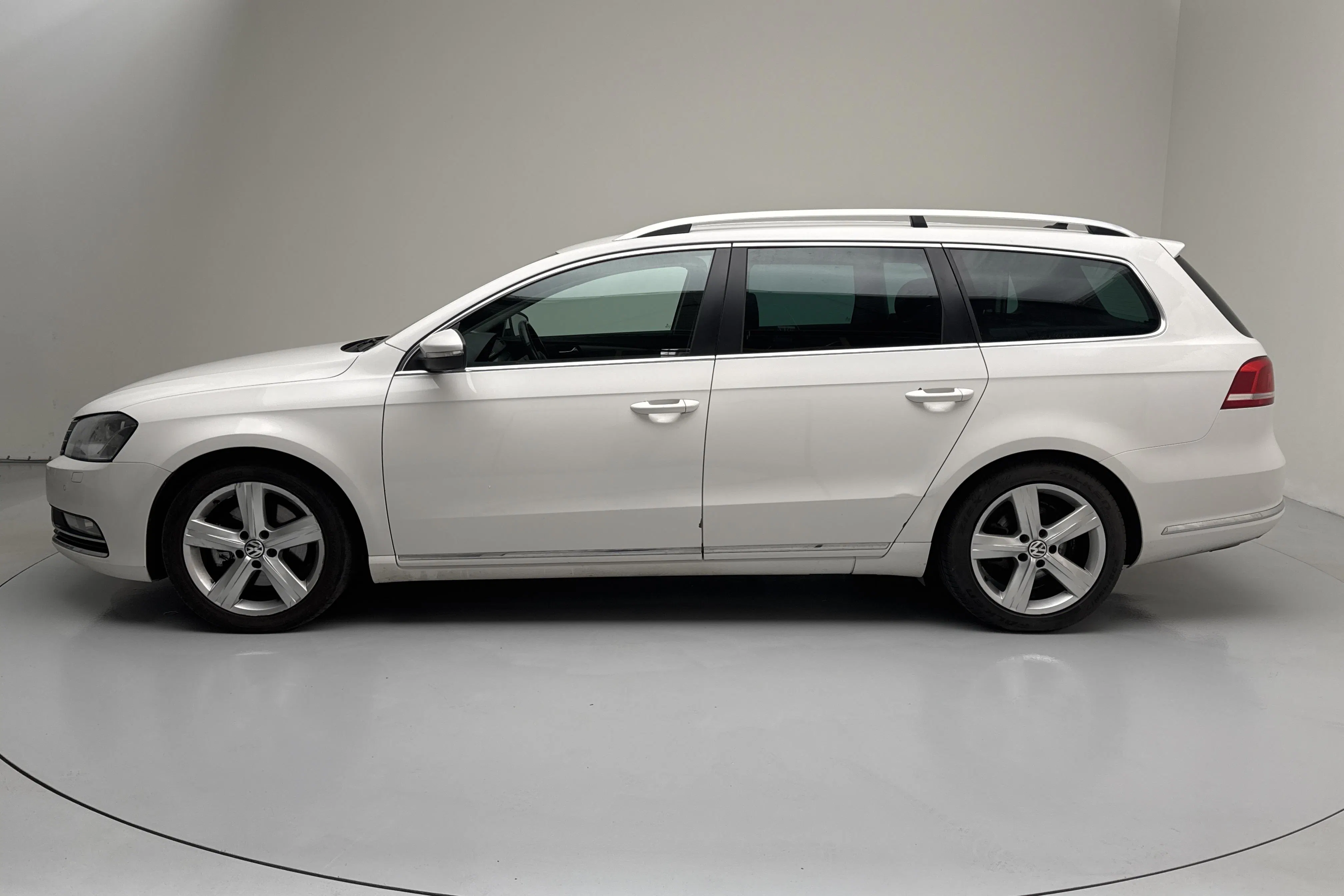 Presentation photo 2 of 15: VW Passat 2.0 TDI BlueMotion Technology Variant 4Motion (177hk) - 253 730 km - Automatic - white - 2015