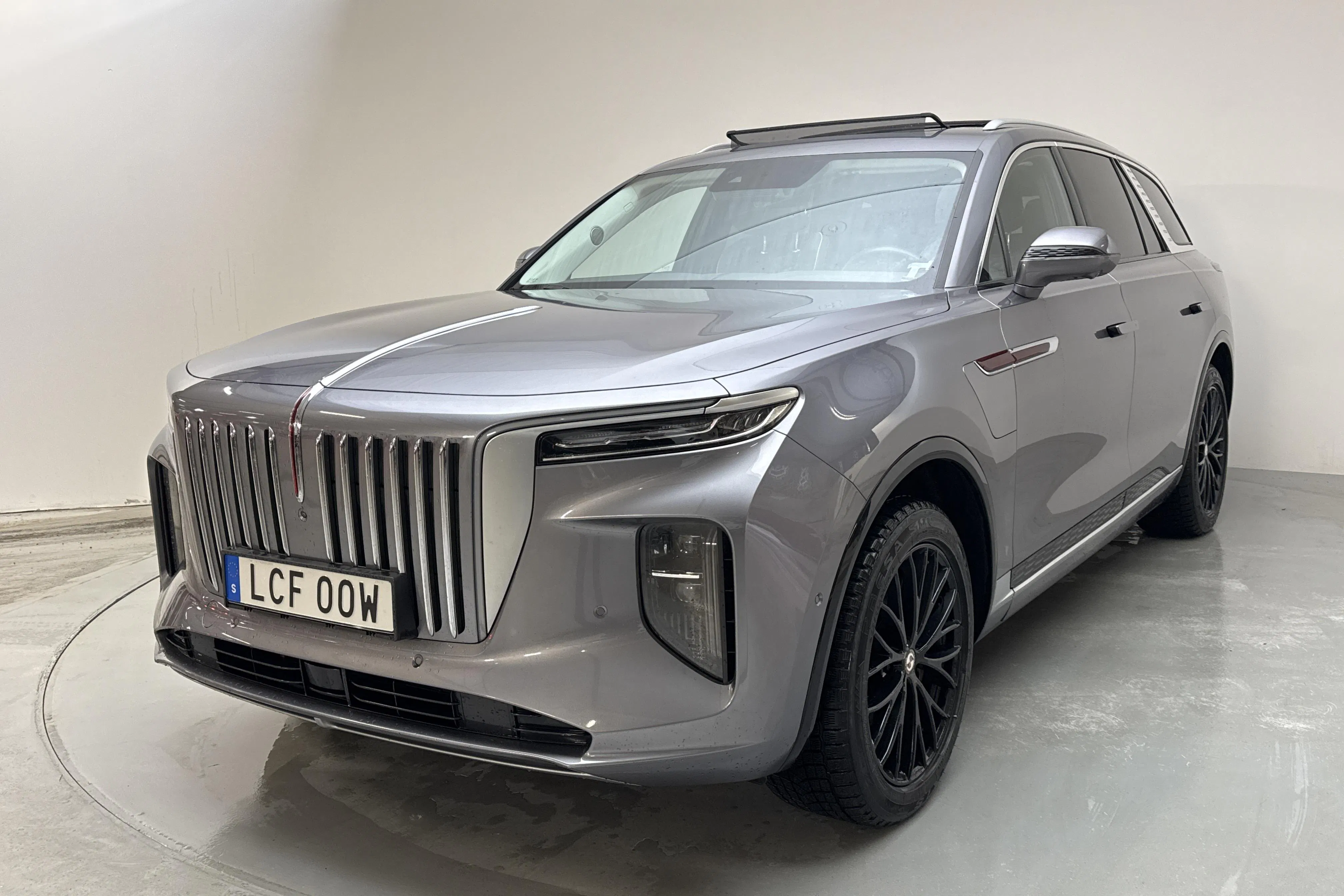 Presentation photo 1 of 31: Hongqi E-HS9 99kWh (435hk) - 65 180 km - Automatic - gray - 2022