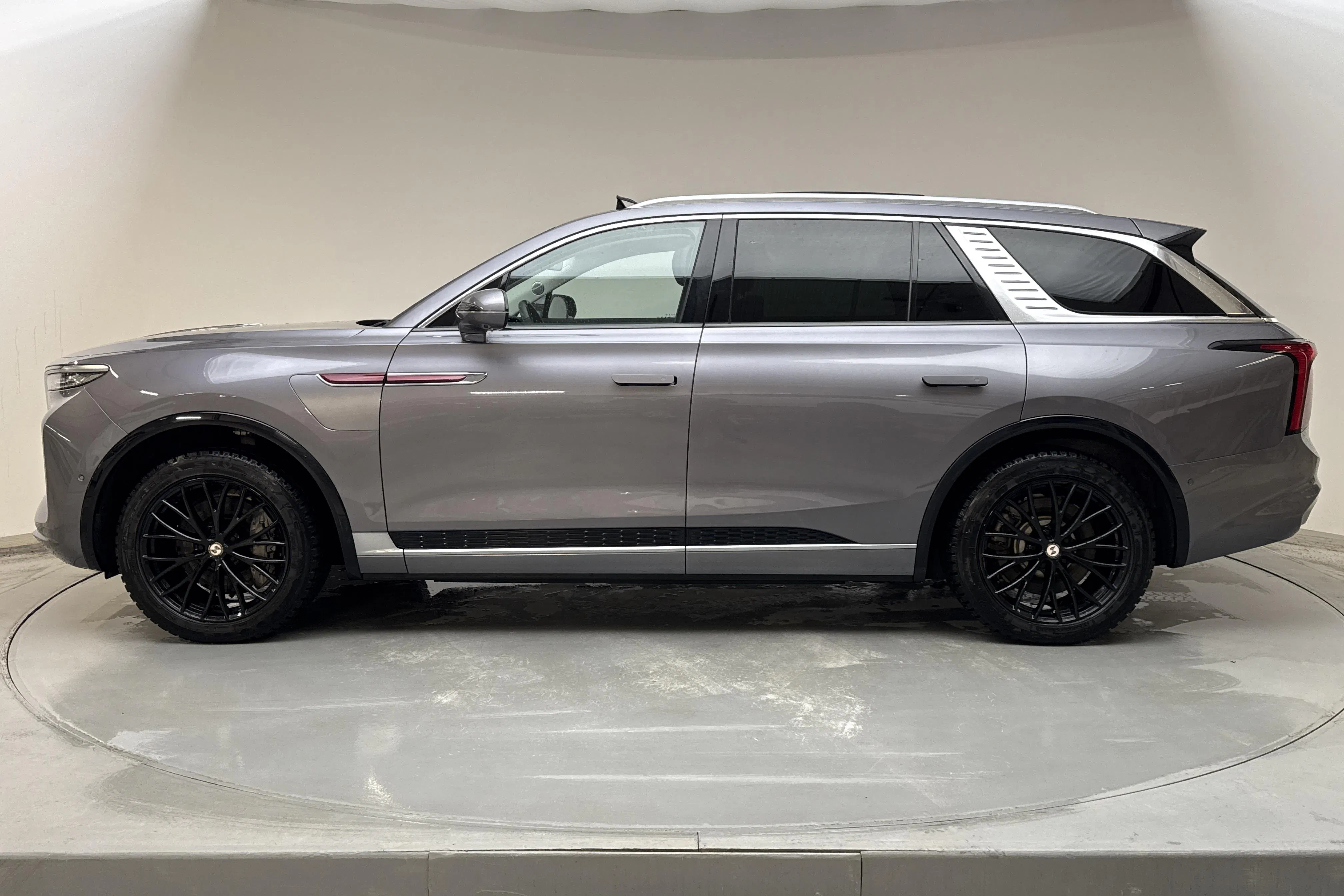 Presentation photo 2 of 31: Hongqi E-HS9 99kWh (435hk) - 65 180 km - Automatic - gray - 2022