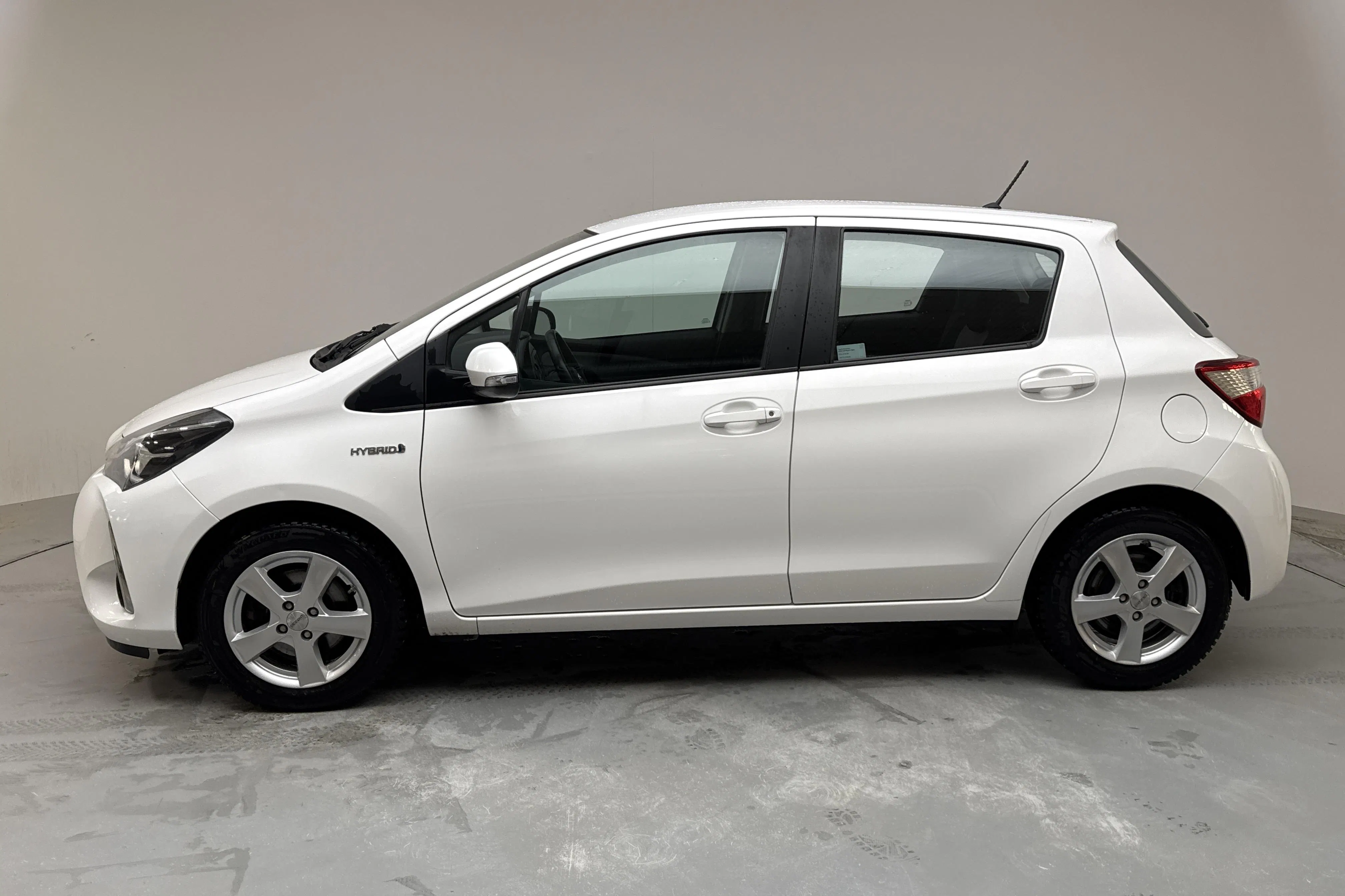 Presentationsfoto 2 av 14: Toyota Yaris 1.5 Hybrid 5dr (101hk) - 9 183 mil - Automat - vit - 2019