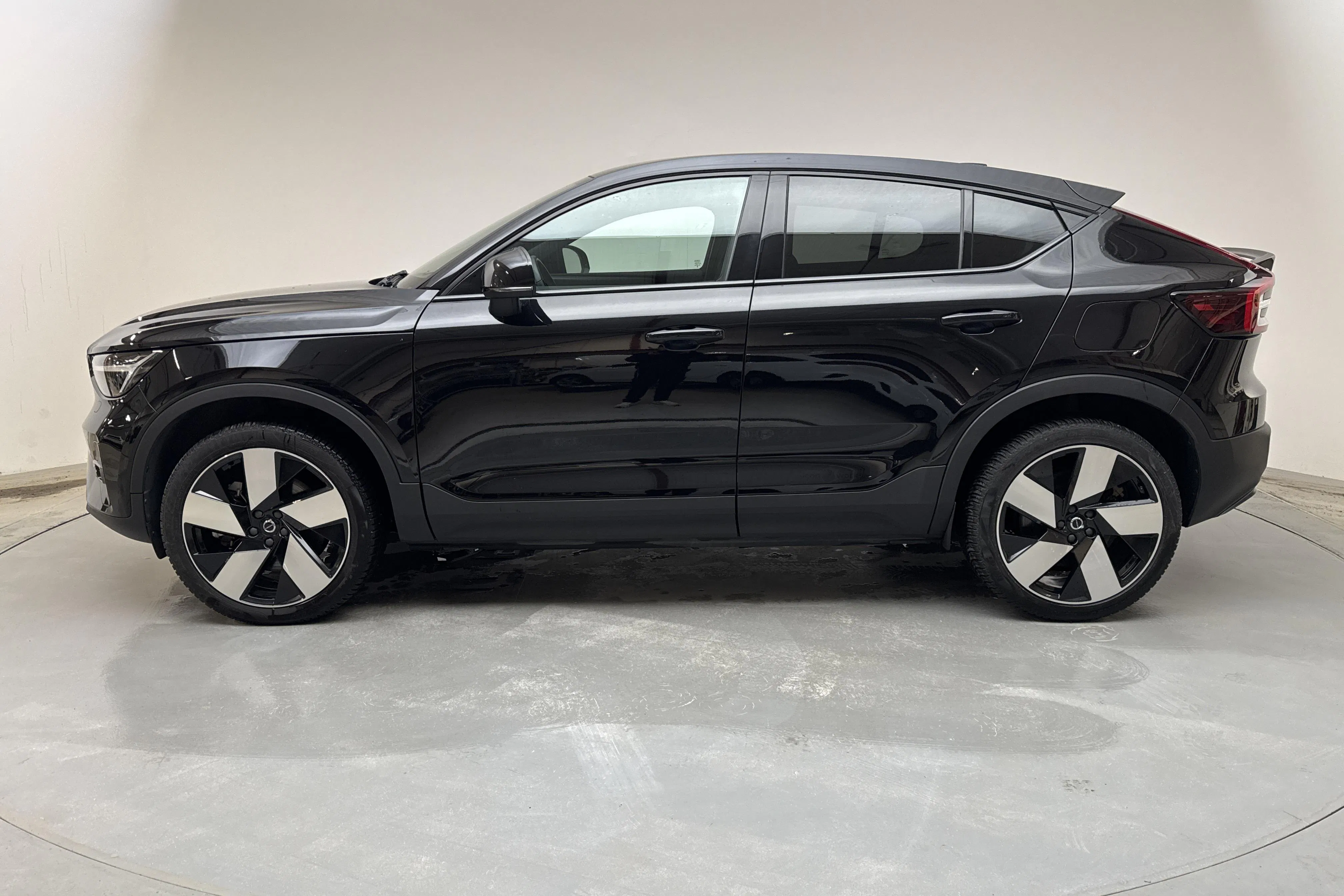 Presentationsfoto 2 av 16: Volvo C40 Recharge (231hk) - 6 807 mil - Automat - svart - 2023