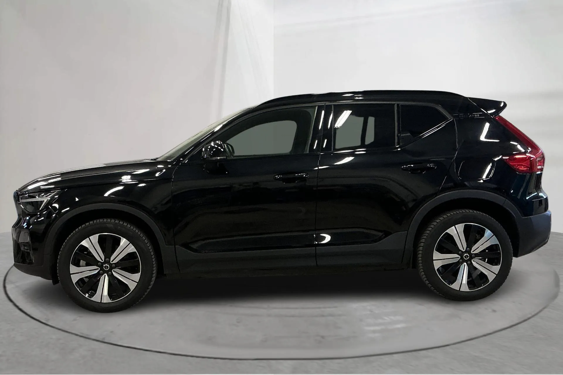 Presentationsfoto 2 av 19: Volvo XC40 P6 Recharge (231hk) - 10 639 mil - Automat - svart - 2023
