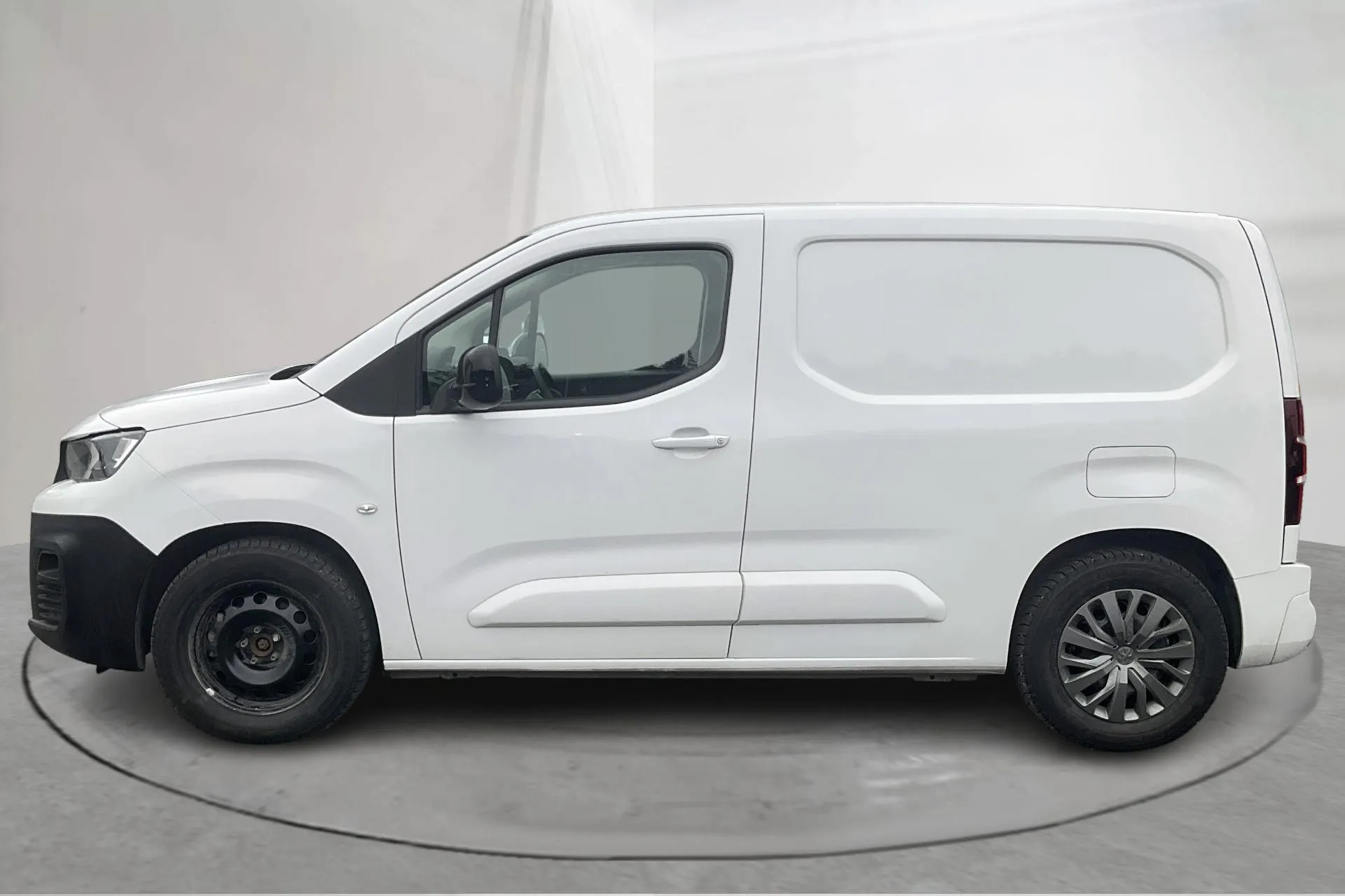 Presentation photo 2 of 16: Peugeot e-Partner 50kWh (136hk) - 23 730 km - Automatic - white - 2022