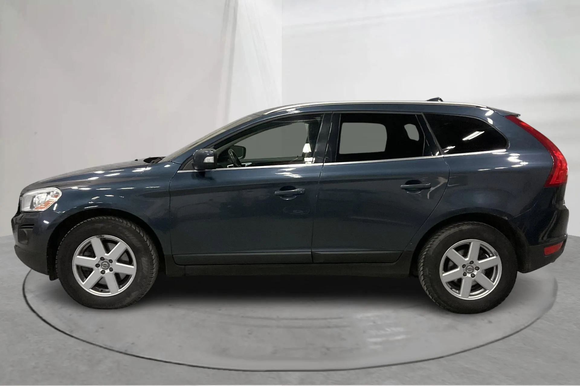 Presentationsfoto 2 av 17: Volvo XC60 D5 AWD (185hk) - 27 515 mil - Manuell - blå - 2009