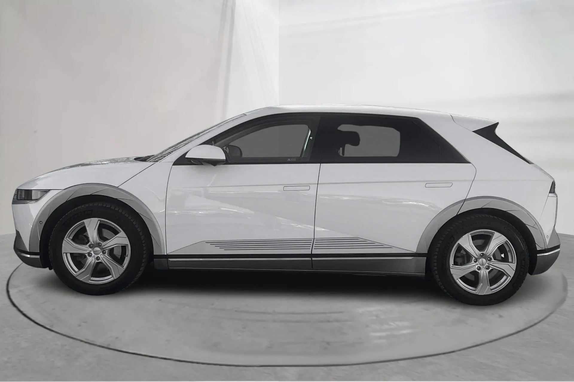 Presentationsfoto 2 av 16: Hyundai IONIQ 5 77kWh RWD (228hk) - 3 981 mil - Automat - vit - 2024