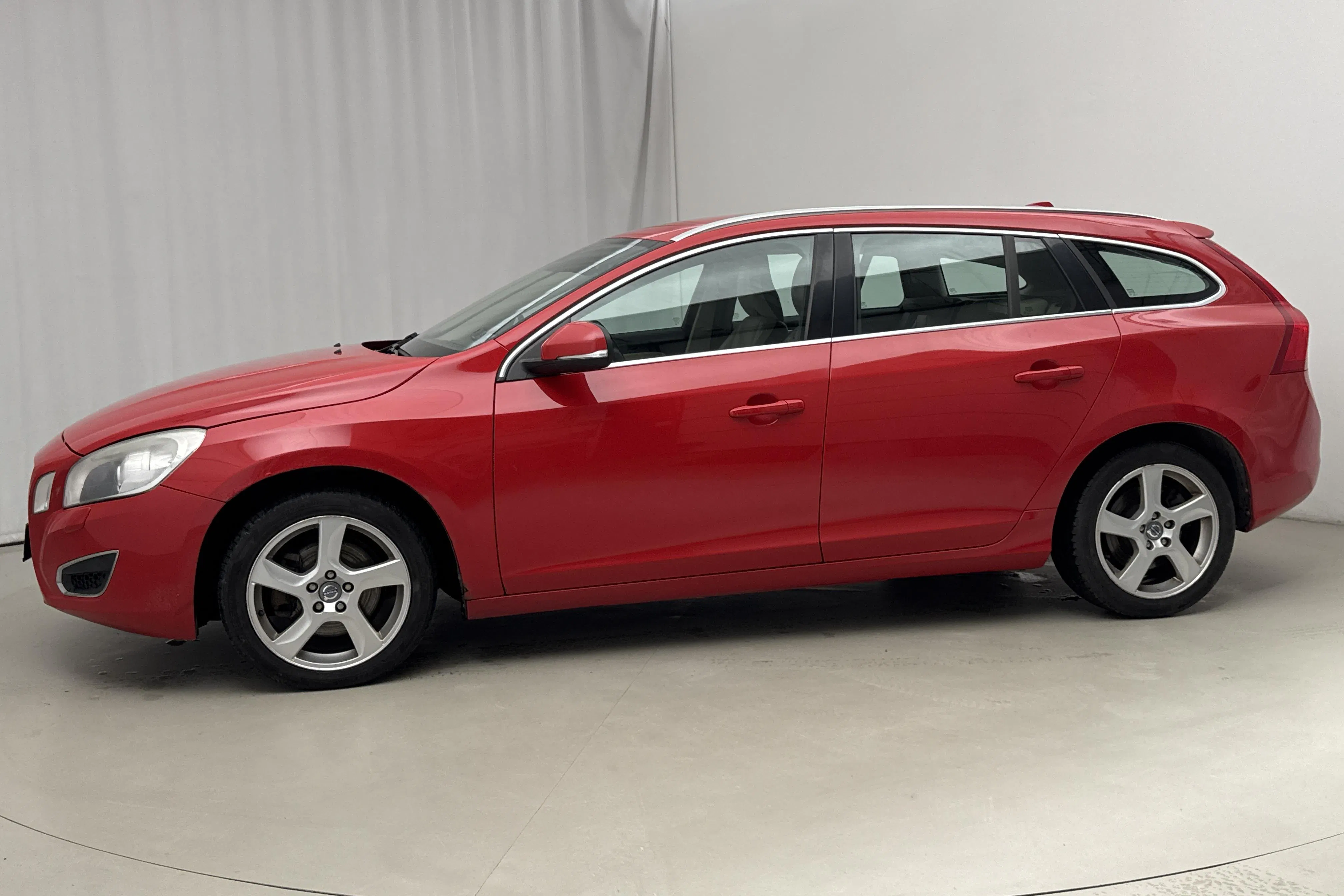 Presentationsfoto 2 av 16: Volvo V60 D3 (163hk) - 25 259 mil - Manuell - röd - 2012