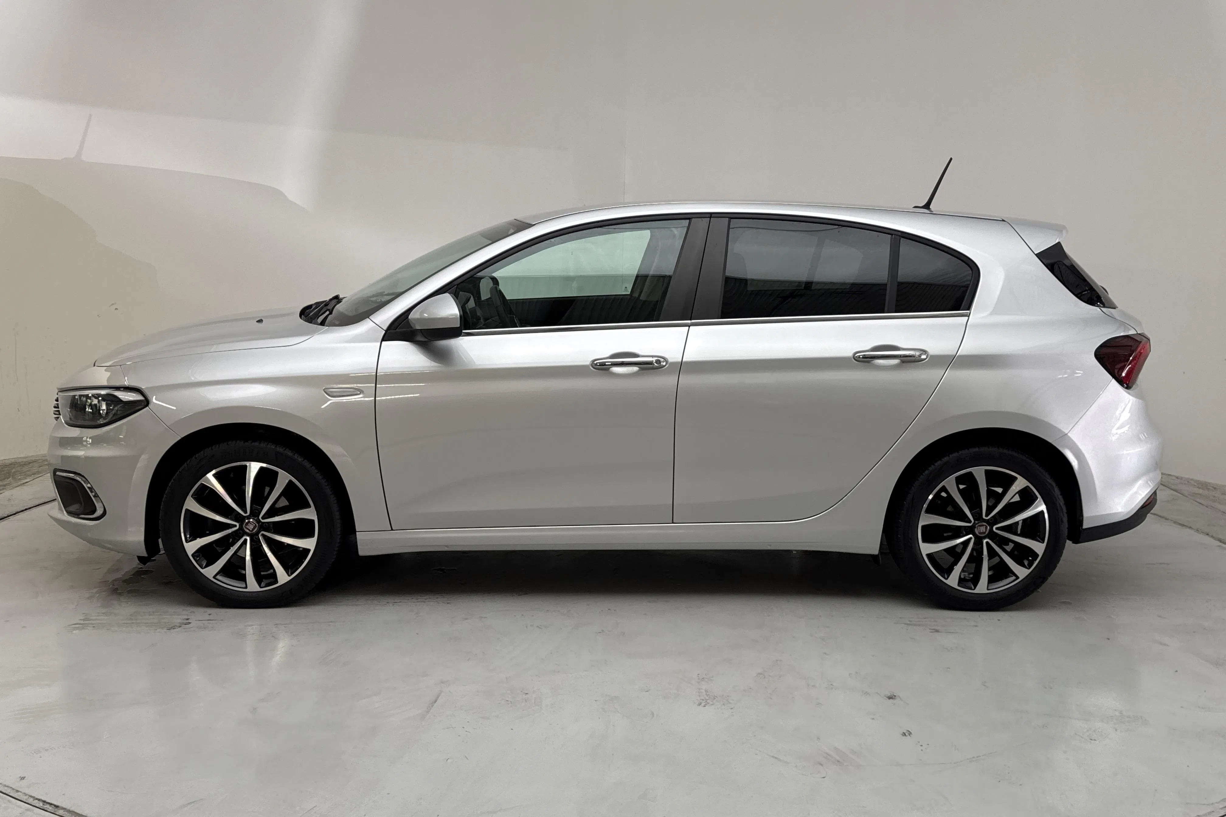 Presentation photo 2 of 13: Fiat Tipo 1.4 5dr (120hk) - 76 760 km - Manual - gray - 2020