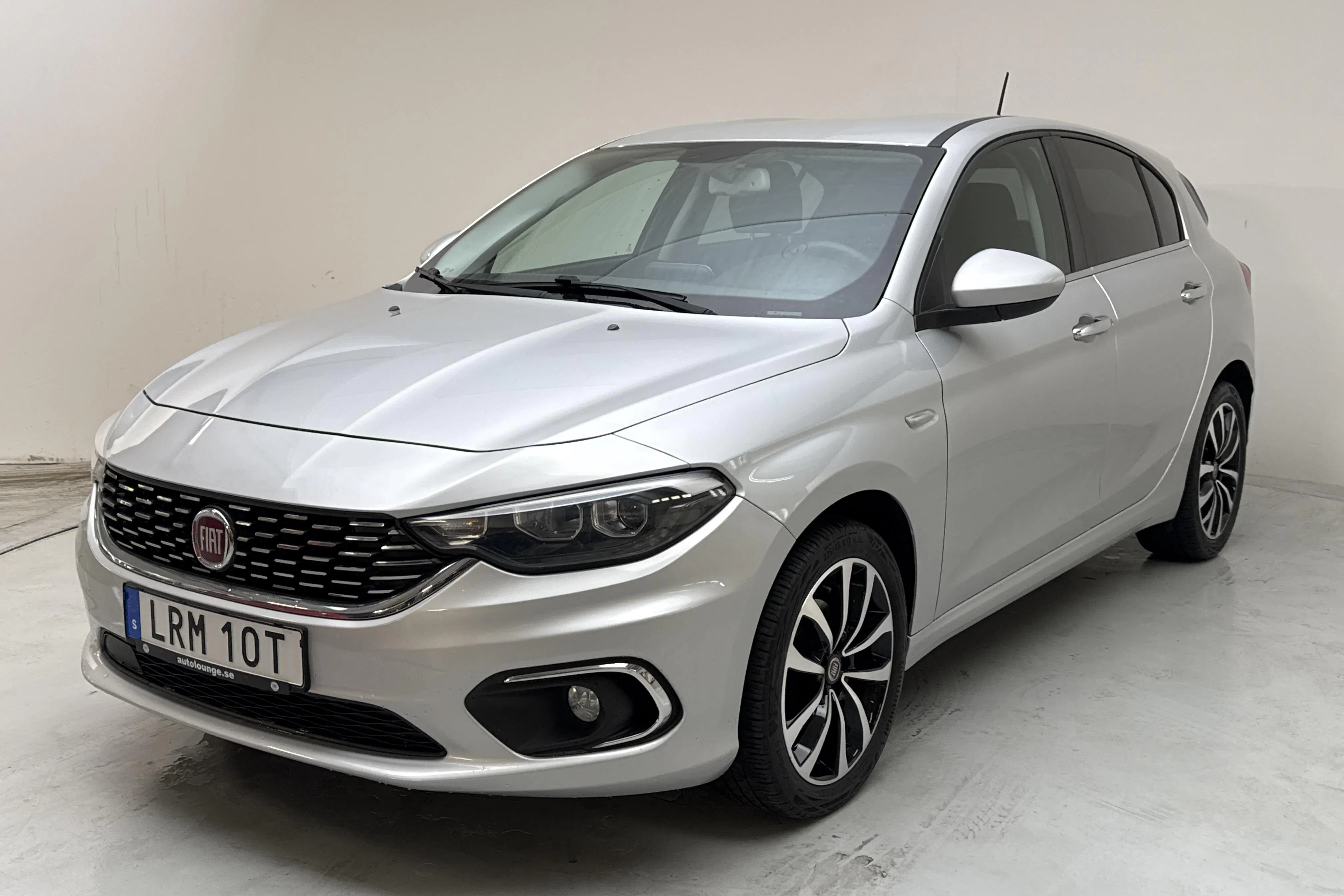 Presentation photo 1 of 13: Fiat Tipo 1.4 5dr (120hk) - 76 760 km - Manual - gray - 2020