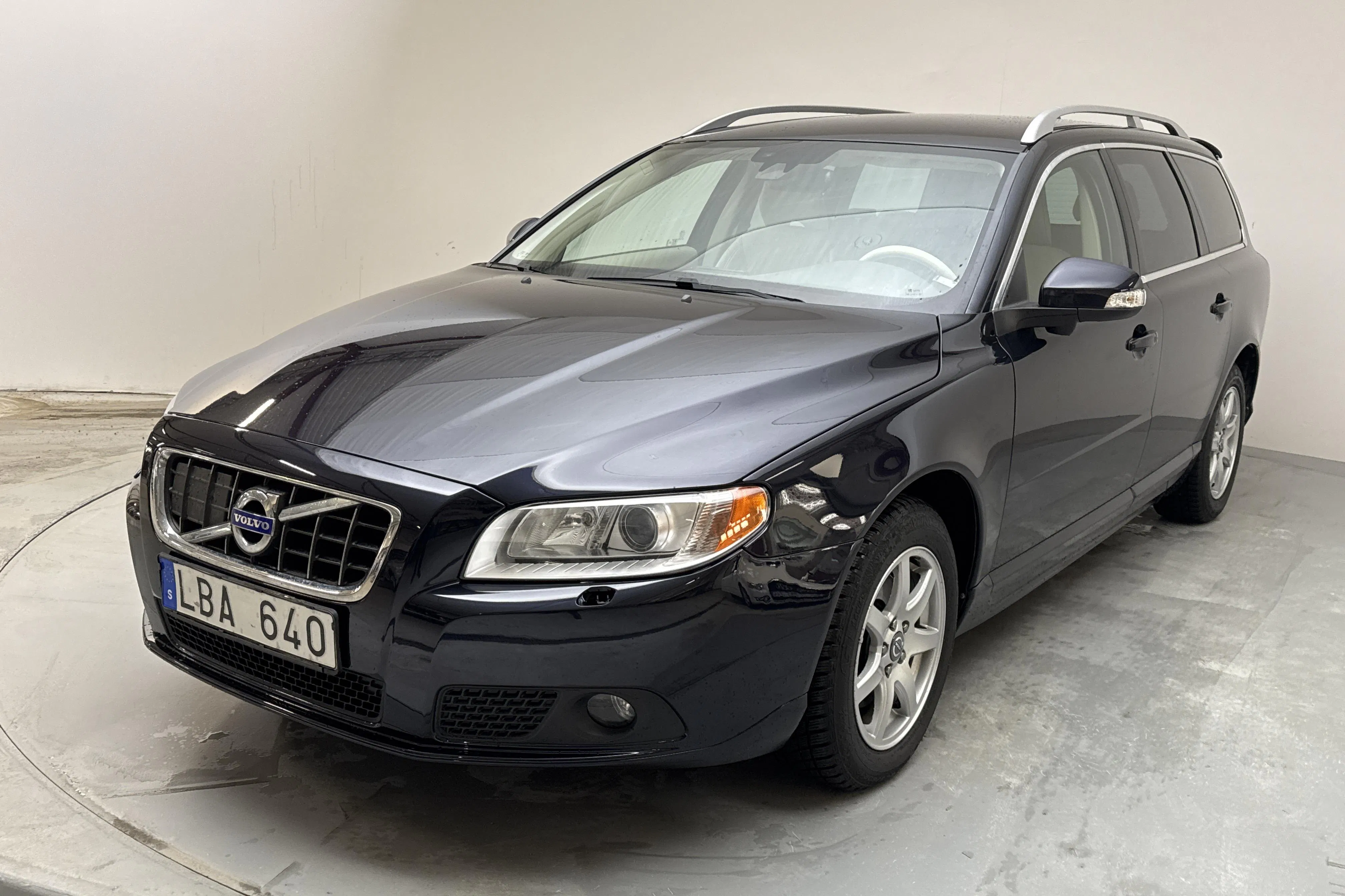 Presentationsfoto 1 av 17: Volvo V70 II D3 (163hk) - 17 871 mil - Automat - Dark Blue - 2011