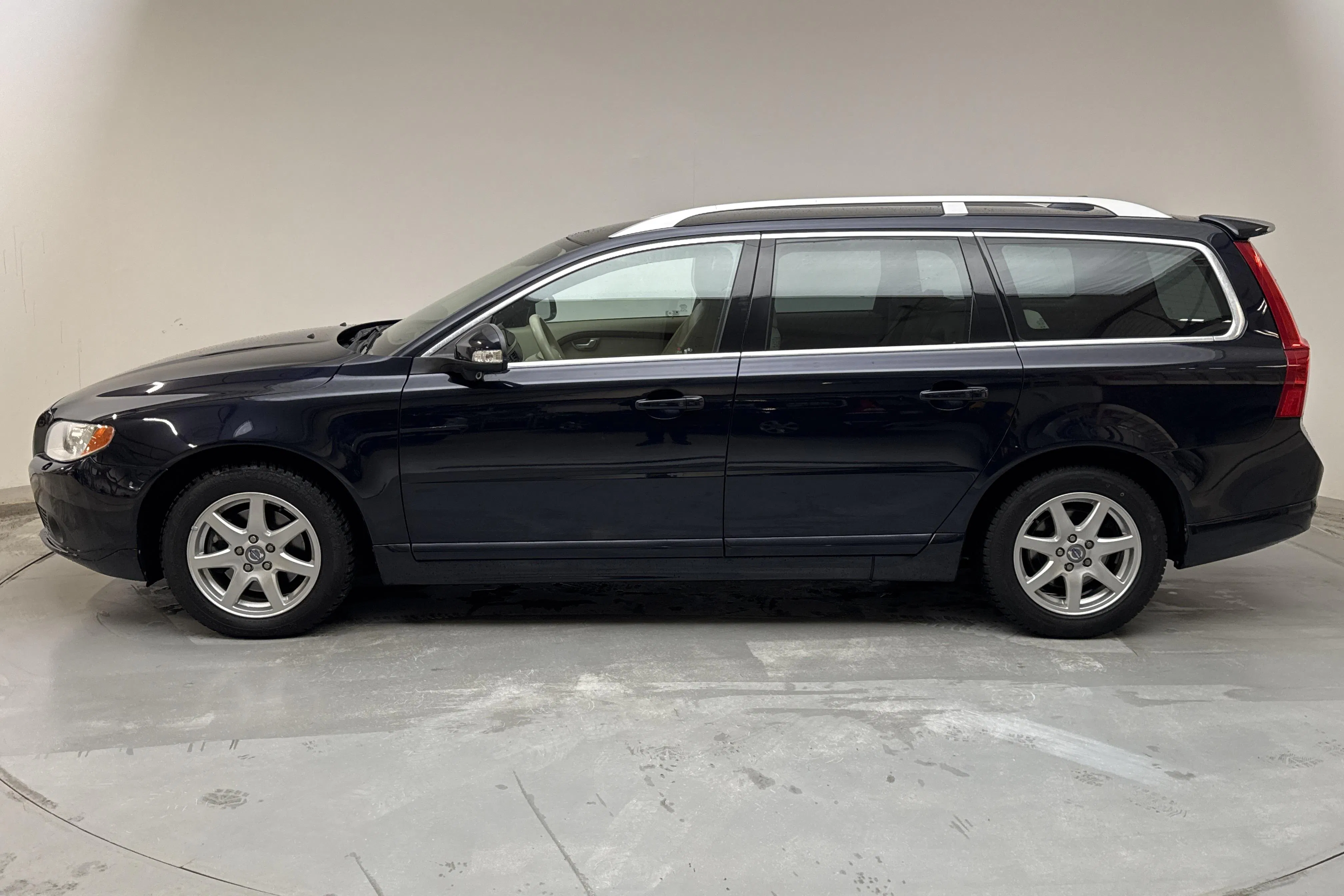 Presentationsfoto 2 av 17: Volvo V70 II D3 (163hk) - 17 871 mil - Automat - Dark Blue - 2011