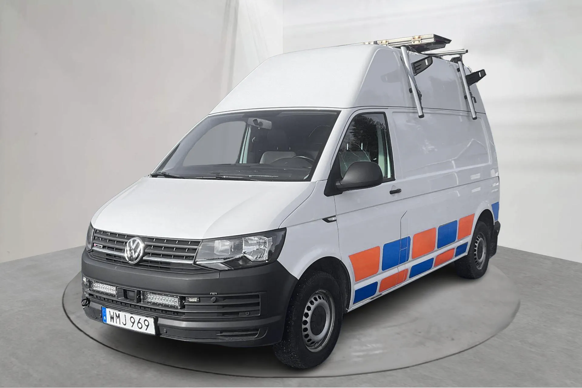Presentationsfoto 1 av 13: VW Transporter T6 2.0 TDI BMT Skåp 4MOTION (150hk) - 10 300 mil - Automat - vit - 2019