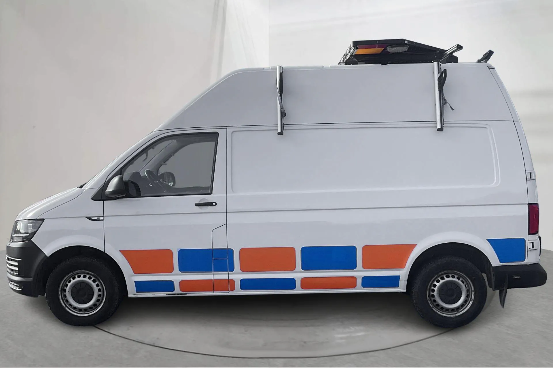 Presentationsfoto 2 av 13: VW Transporter T6 2.0 TDI BMT Skåp 4MOTION (150hk) - 10 300 mil - Automat - vit - 2019