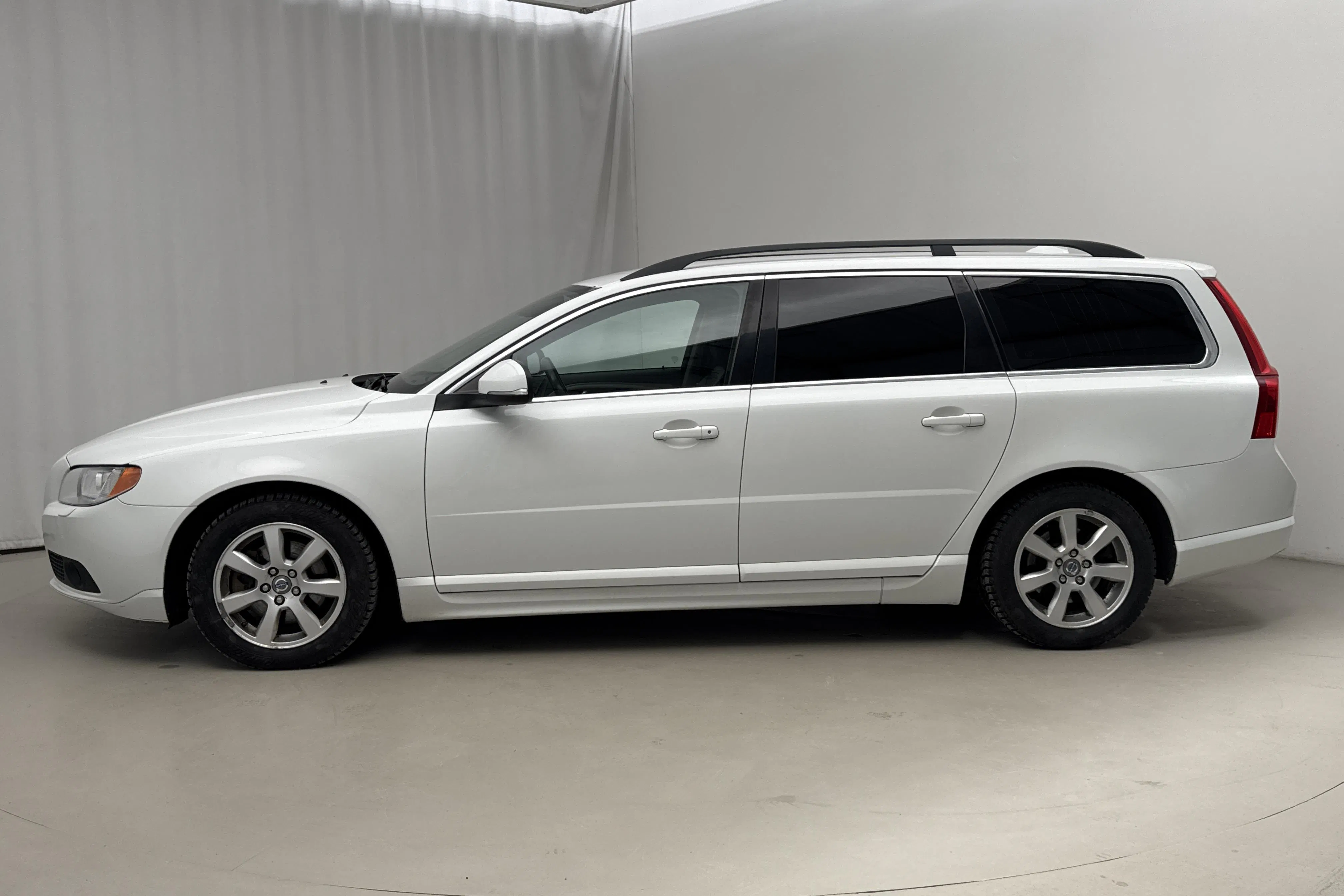 Presentationsfoto 2 av 15: Volvo V70 II 1.6D DRIVe (115hk) - 19 352 mil - Manuell - vit - 2012