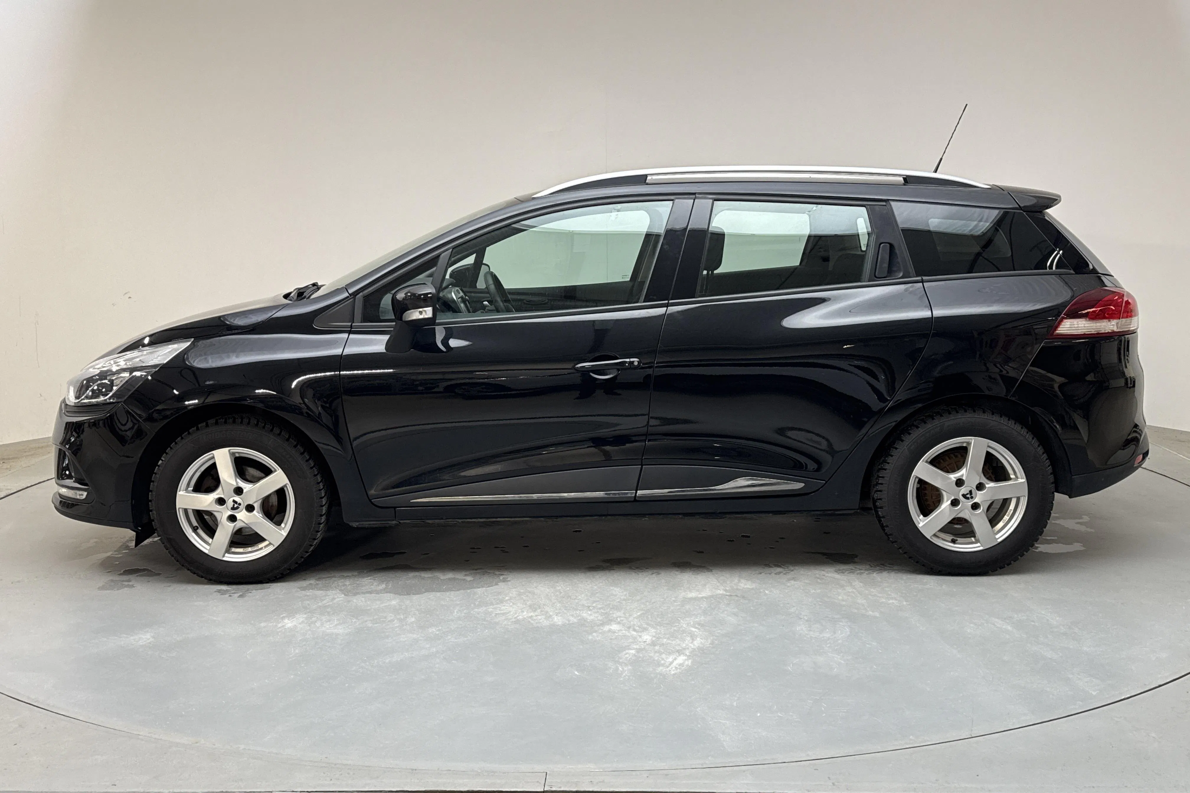 Presentationsfoto 2 av 14: Renault Clio IV 0.9 TCe 90 Sports Tourer (90hk) - 9 386 mil - Manuell - svart - 2018