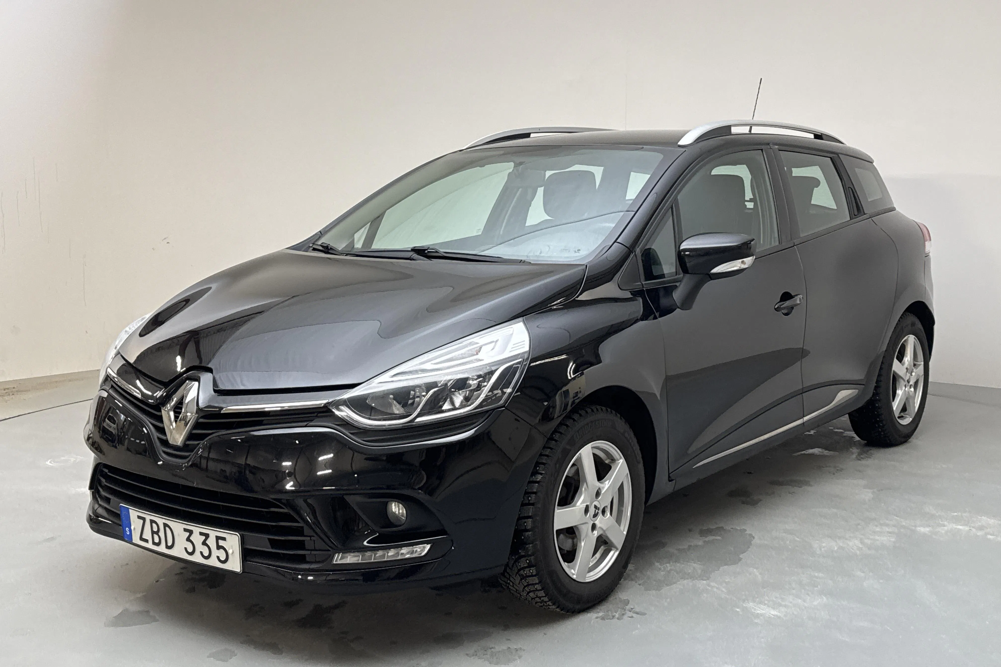 Presentationsfoto 1 av 14: Renault Clio IV 0.9 TCe 90 Sports Tourer (90hk) - 9 386 mil - Manuell - svart - 2018