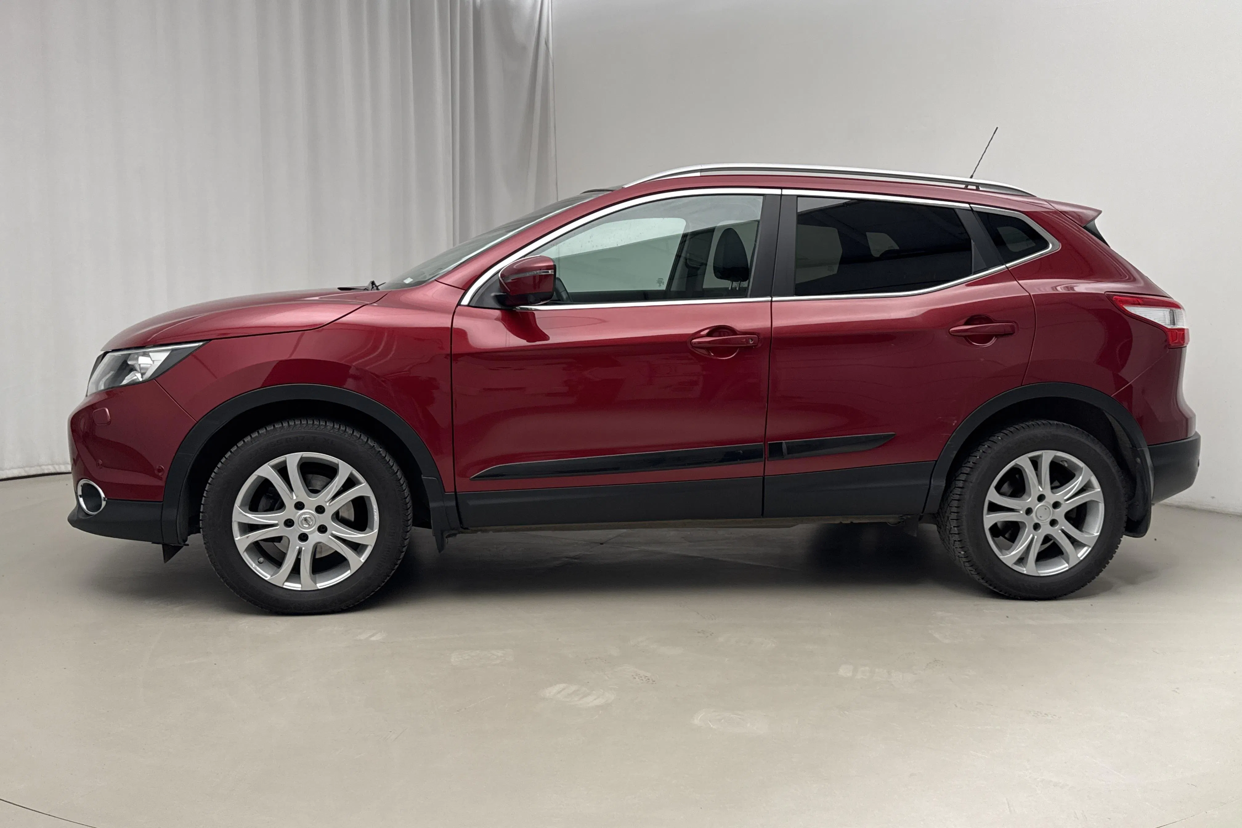 Presentationsfoto 2 av 20: Nissan Qashqai 1.6 dCi (130hk) - 13 402 mil - Automat - röd - 2015