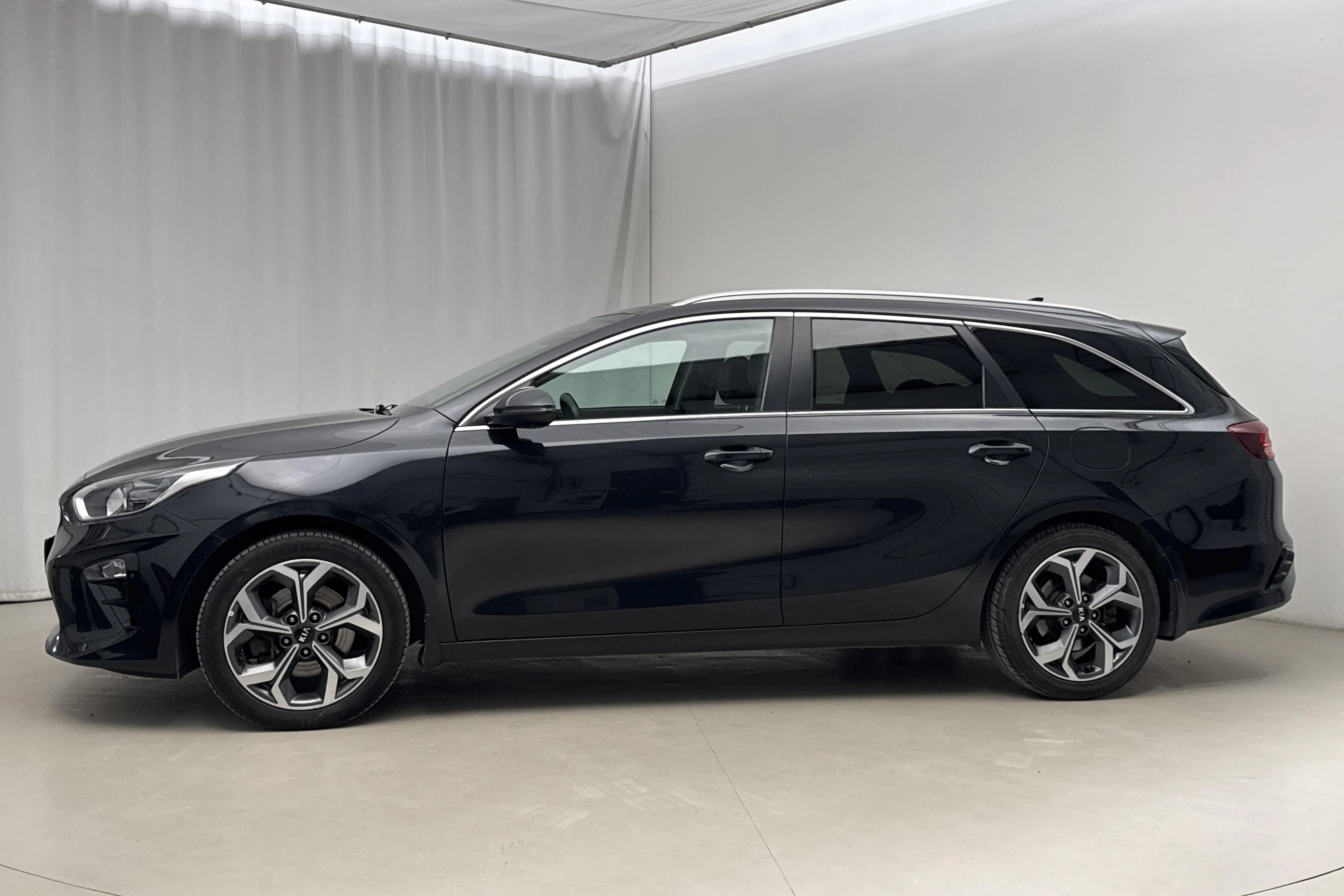 Presentationsfoto 2 av 20: KIA Ceed 1.4 T-GDi SW (140hk) - 10 036 mil - Automat - svart - 2020